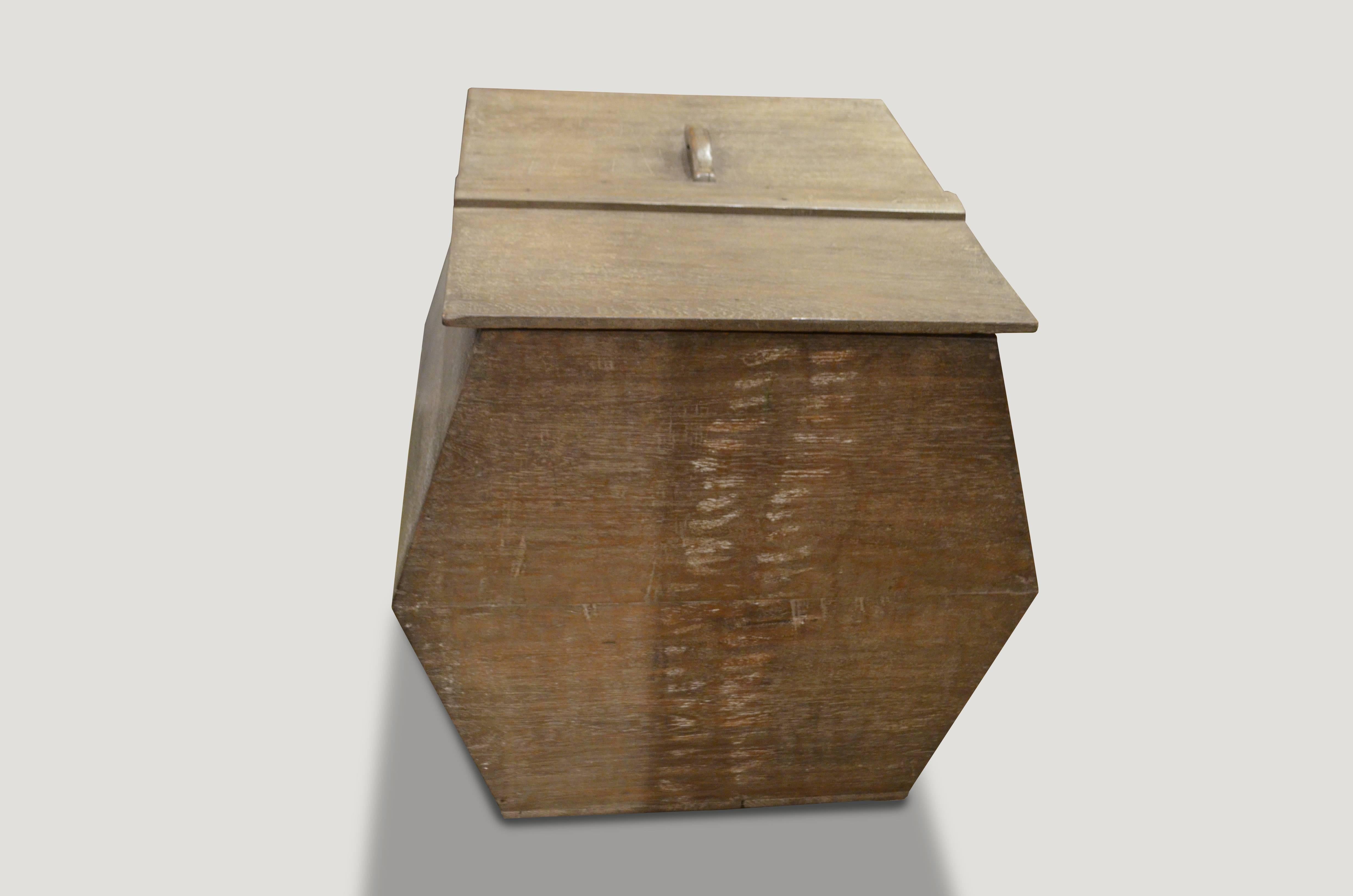Eine ungewöhnlich geformte Wabi-Box, die ursprünglich zur Aufbewahrung von Reis verwendet wurde. Schöne Patina auf einem alten Teakholzstück.

Diese Box wurde im Geiste von Wabi-Sabi entworfen, einer japanischen Philosophie, die besagt, dass