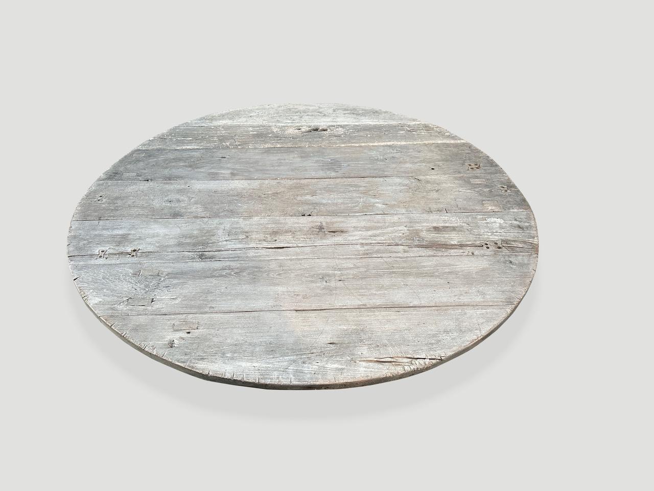 Mid-Century Modern Table basse ronde Andrianna Shamaris Wabi Sabi en bois de teck  en vente