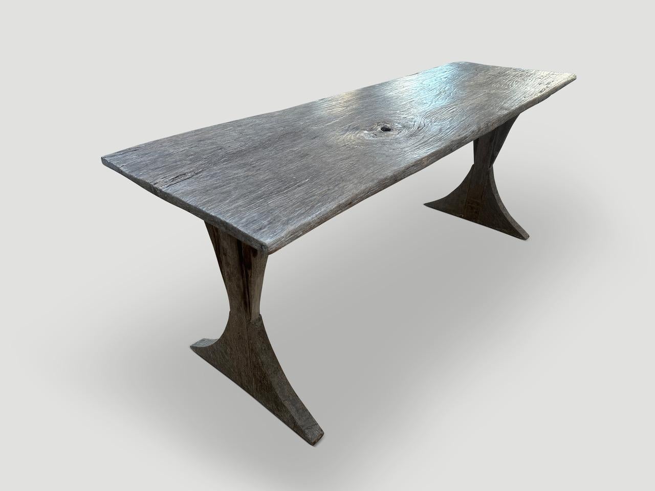 Un pannello antico in legno di teak a larghezza singola con un carattere incantevole. Abbiamo aggiunto delle gambe intagliate a mano per formare questa bellissima console, un piccolo tavolo da pranzo o una scrivania. Tutto sta nei dettagli.

Questo