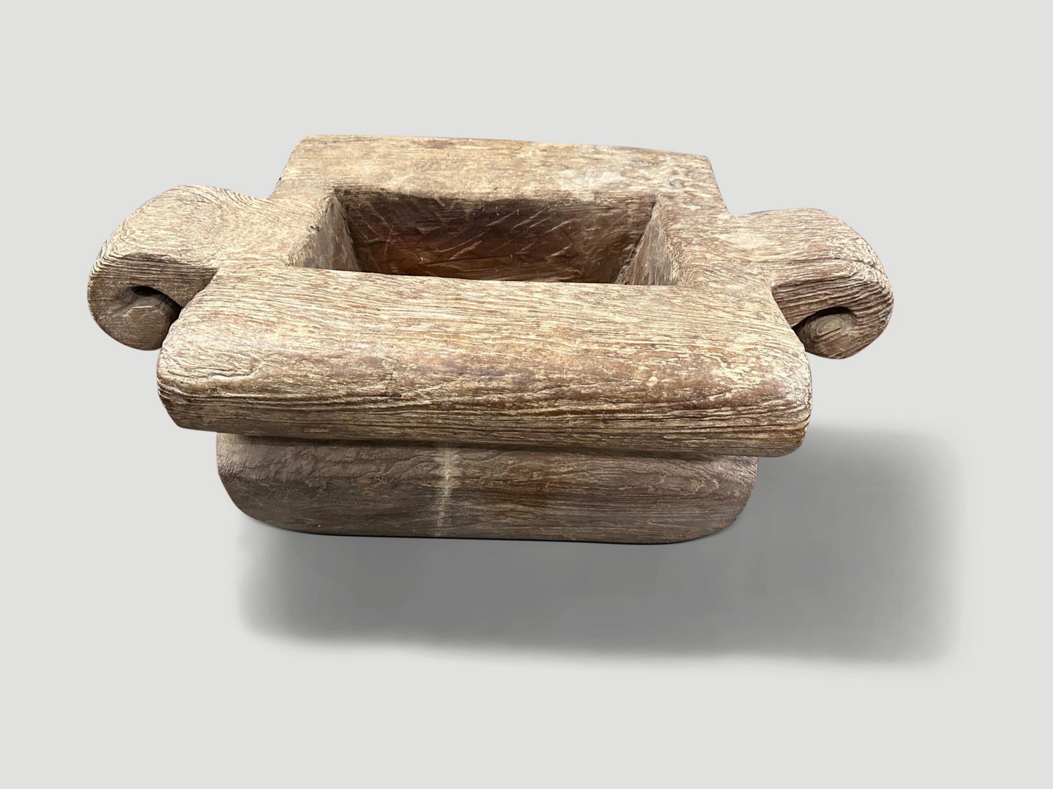 Jahrhundert altes Teakholz, das von Hand aus einem einzigen Holzblock zu diesem atemberaubend schönen Gefäß geschnitzt wurde. Ursprünglich zur Lagerung von Reis in Sumatra verwendet. Wir haben es mit einer Drahtbürste abgeschliffen und dabei die