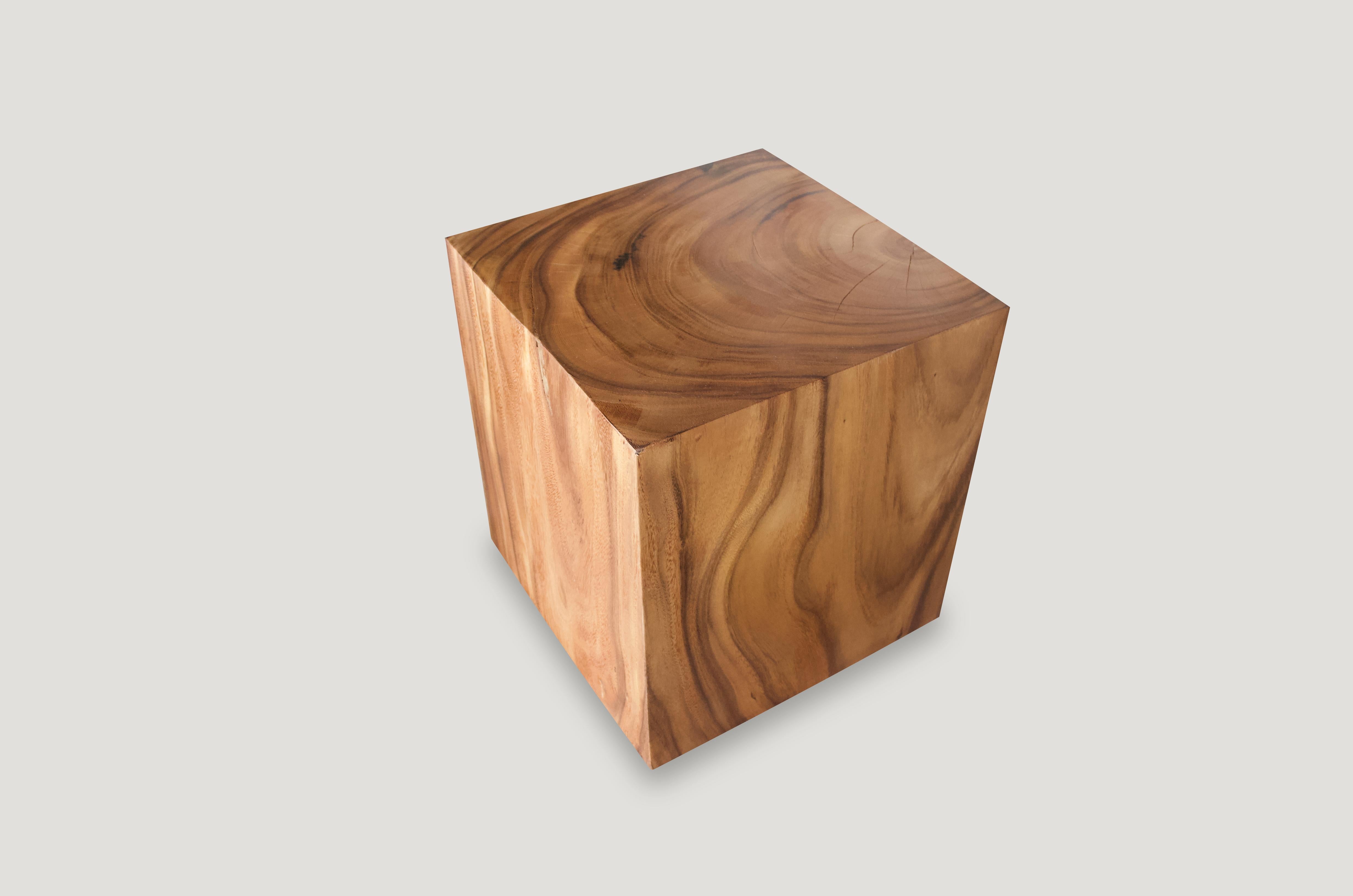Andrianna Shamaris Holz Origami Suar Holz Beistelltisch (Organische Moderne) im Angebot