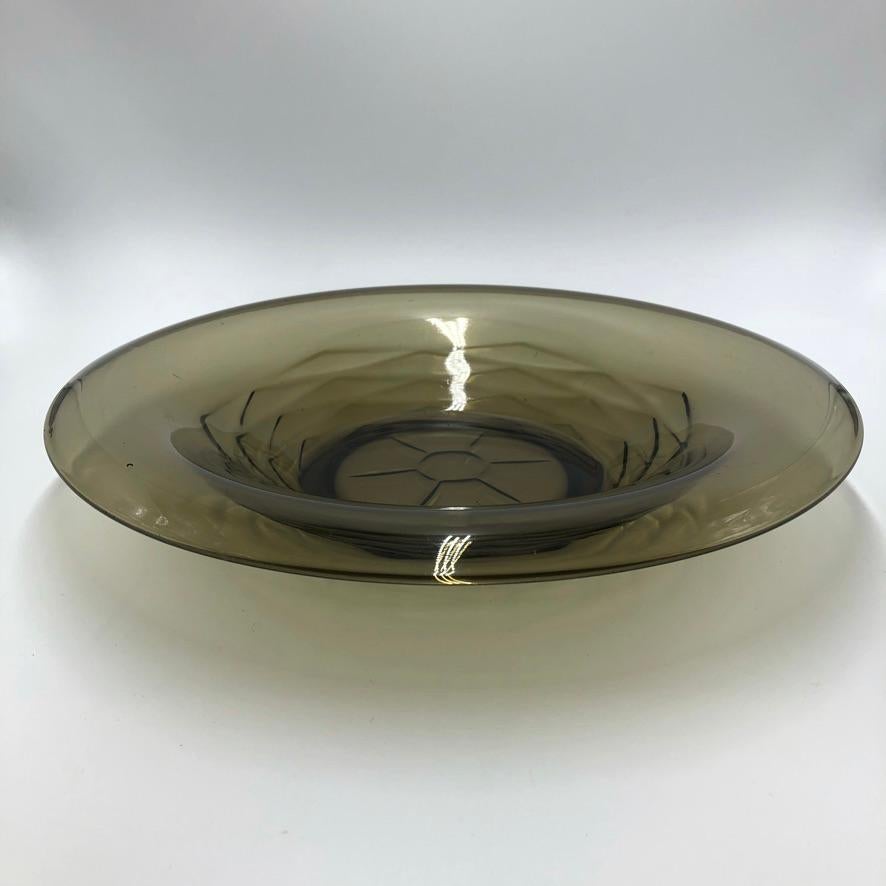 Beautiful smoked glass dish designed by Andries Copier for the Leerdam Glass Factory. The bowl has some traces of use it is still in a very good condition when. A true gem on your table or counter top. Pineapple, designed by Andries Copier in 1937