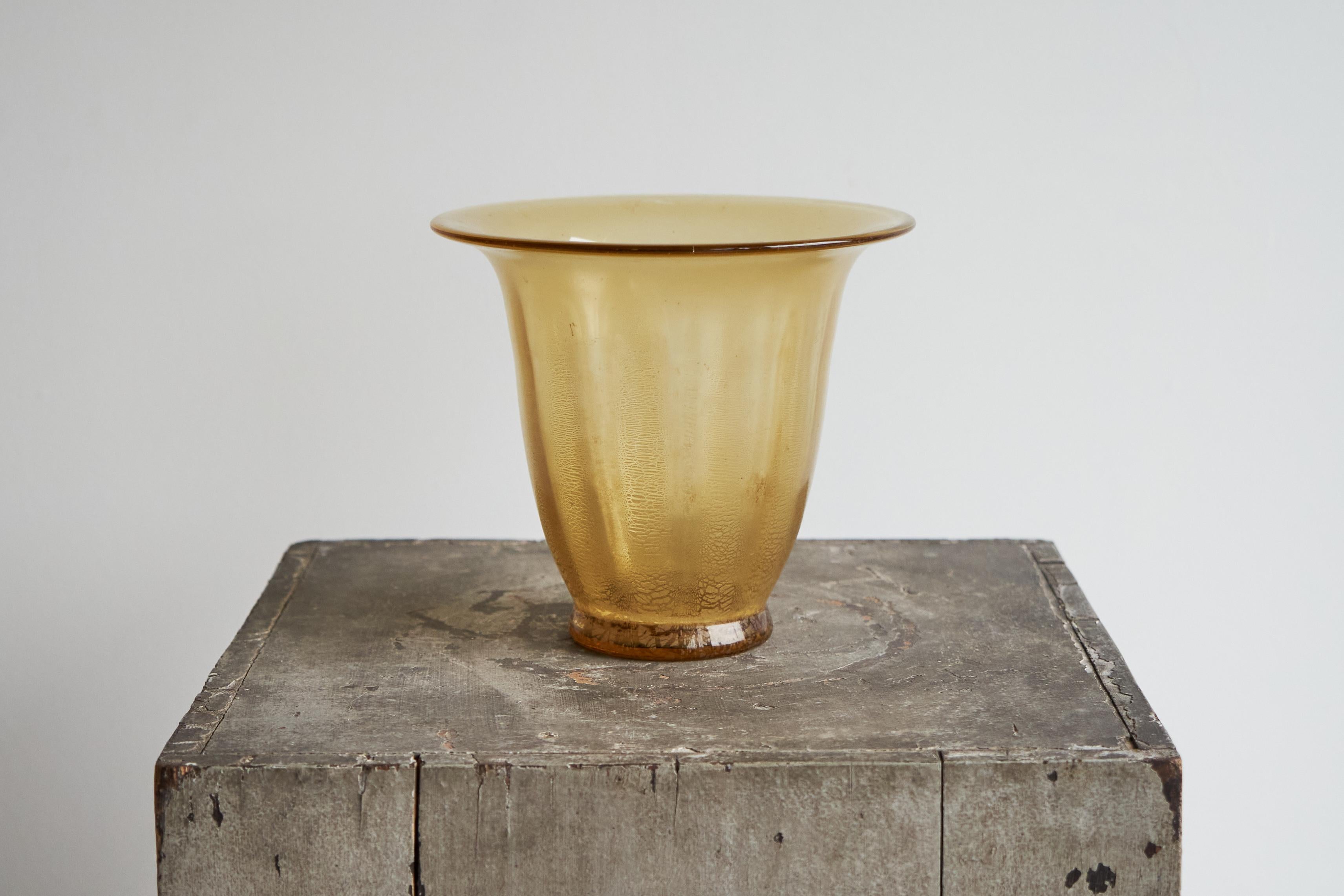 Vaso in vetro artistico di Andries Dirk Copier in craquelé e oro per Glasfabriek Leerdam, Paesi Bassi, 1938.

Questo è un bellissimo vaso in vetro artistico del famoso artista olandese Andries Dirk Copier, realizzato per Glasfabriek Leerdam. 

Il