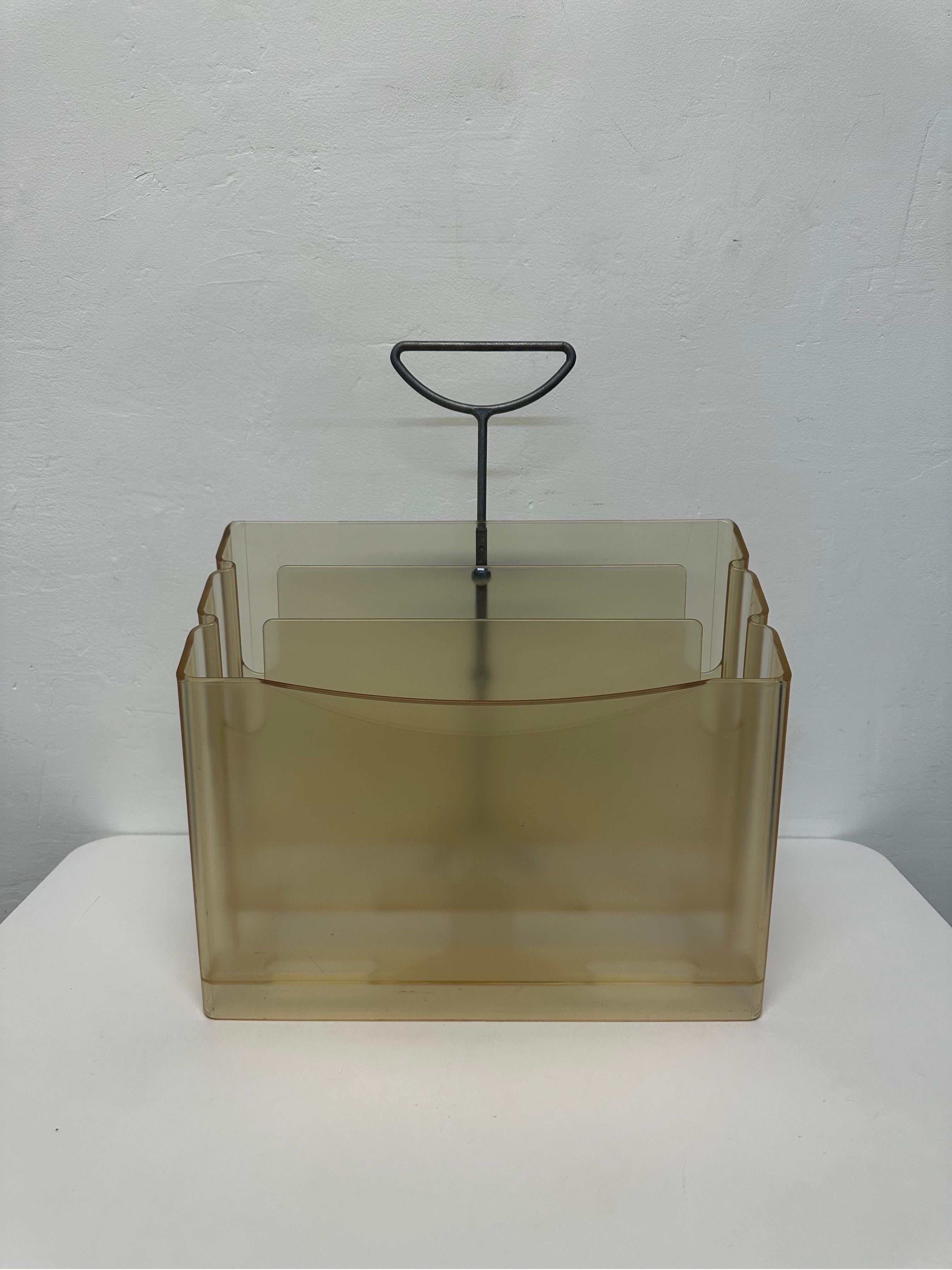 Postmodern transparent tan colored plastic magazine rack by Andries & Hiroko van Onck for Magis Italy, 1991.  Great for holding magazines or books and easily transportable with handle.