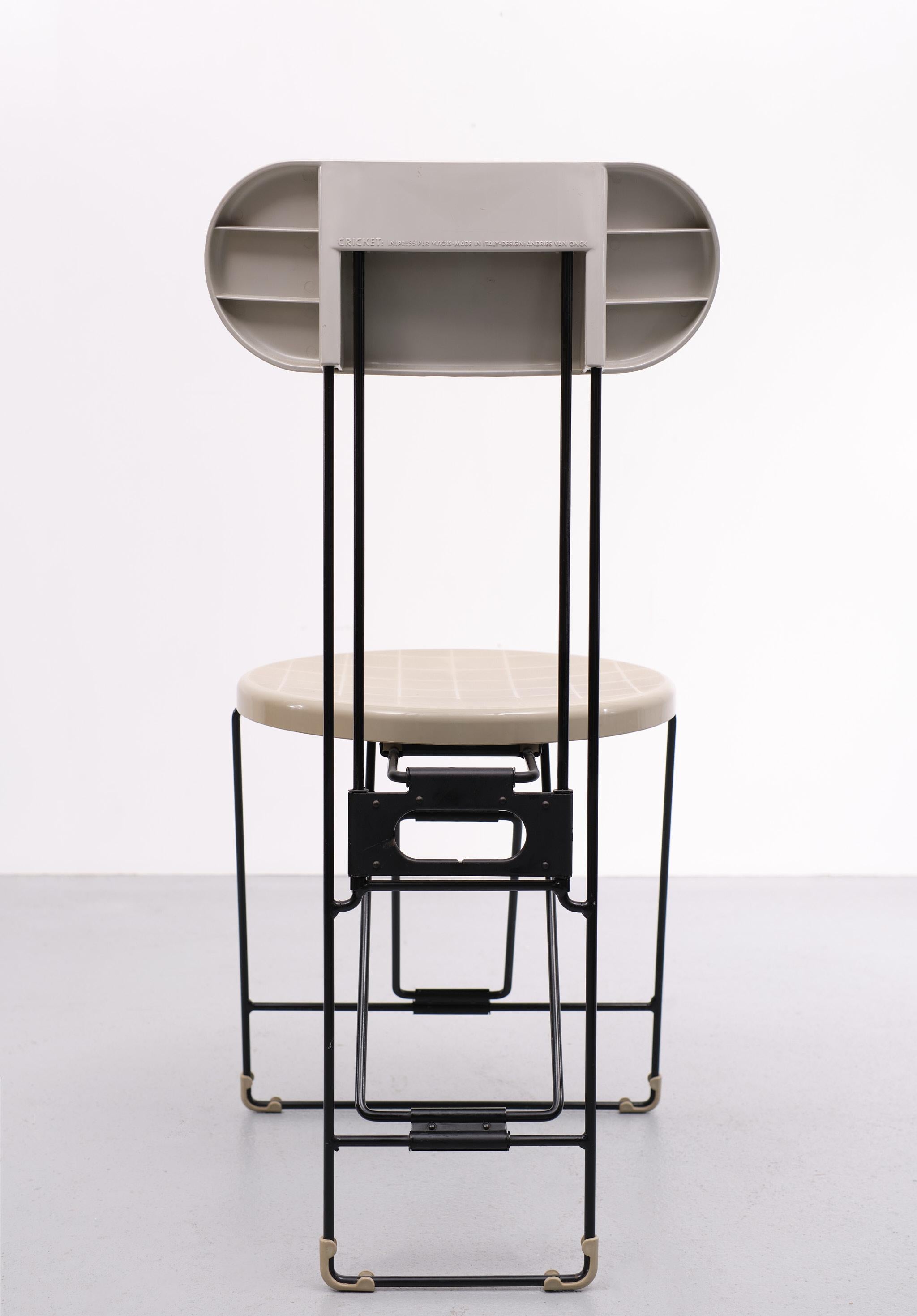 Chaise pliante Cricket conçue par Andries Van Onck, produite par Magis Italia, 1983.
Andries van Onck en collaboration avec Kazuma Yamaguchi.
La chaise pliante Cricket est née de l'idée de réunir des figures géométriques simples (un cercle, un ovale