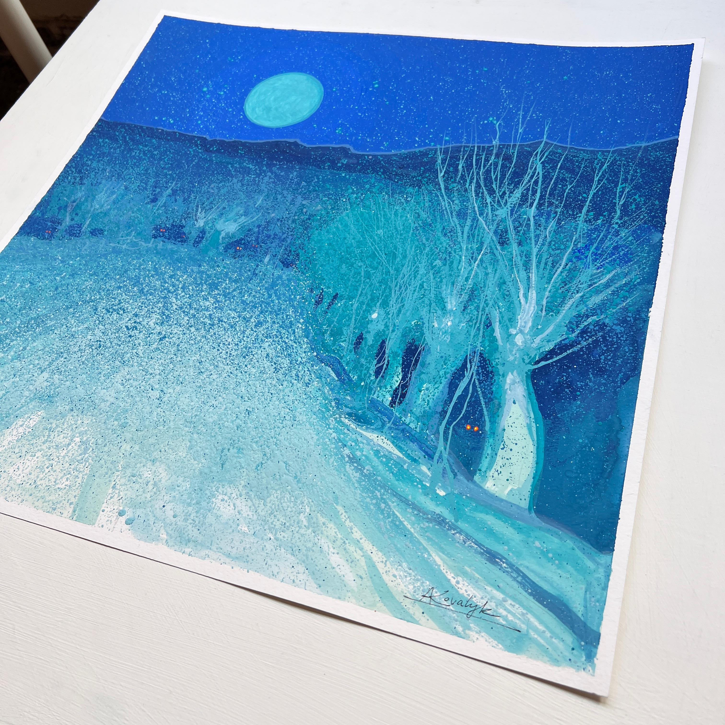 Questo dipinto svela il tranquillo incanto di una notte d'inverno immersa nel dolce splendore della luna piena. Morbide tonalità di rosa delicato accarezzano gli alberi e la neve, intrecciando il calore nel paesaggio croccante e baciato dal gelo e
