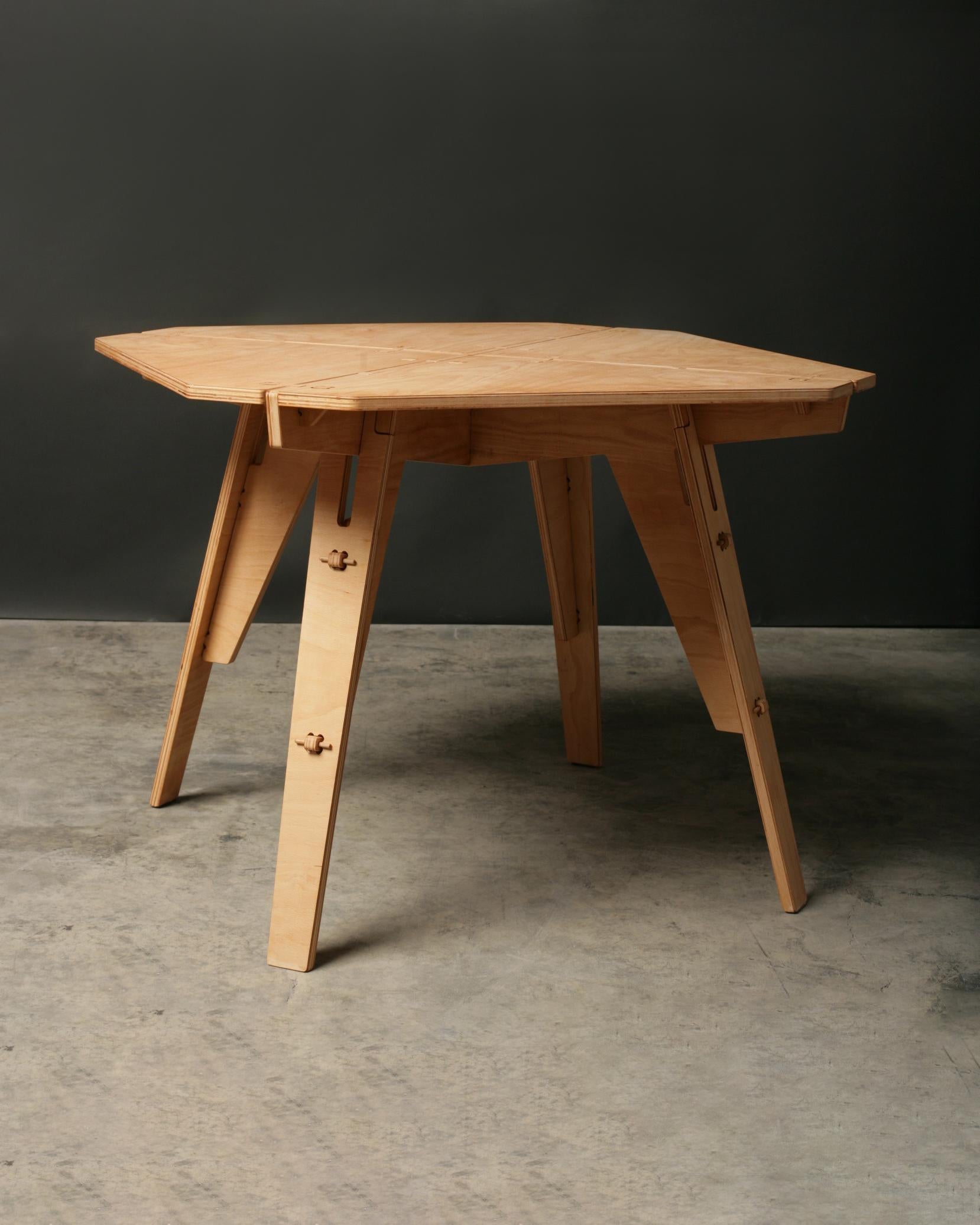 'Android' table unique ready-to-assemble, ultra flat-pack, birch plywood table In New Condition For Sale In София, BG
