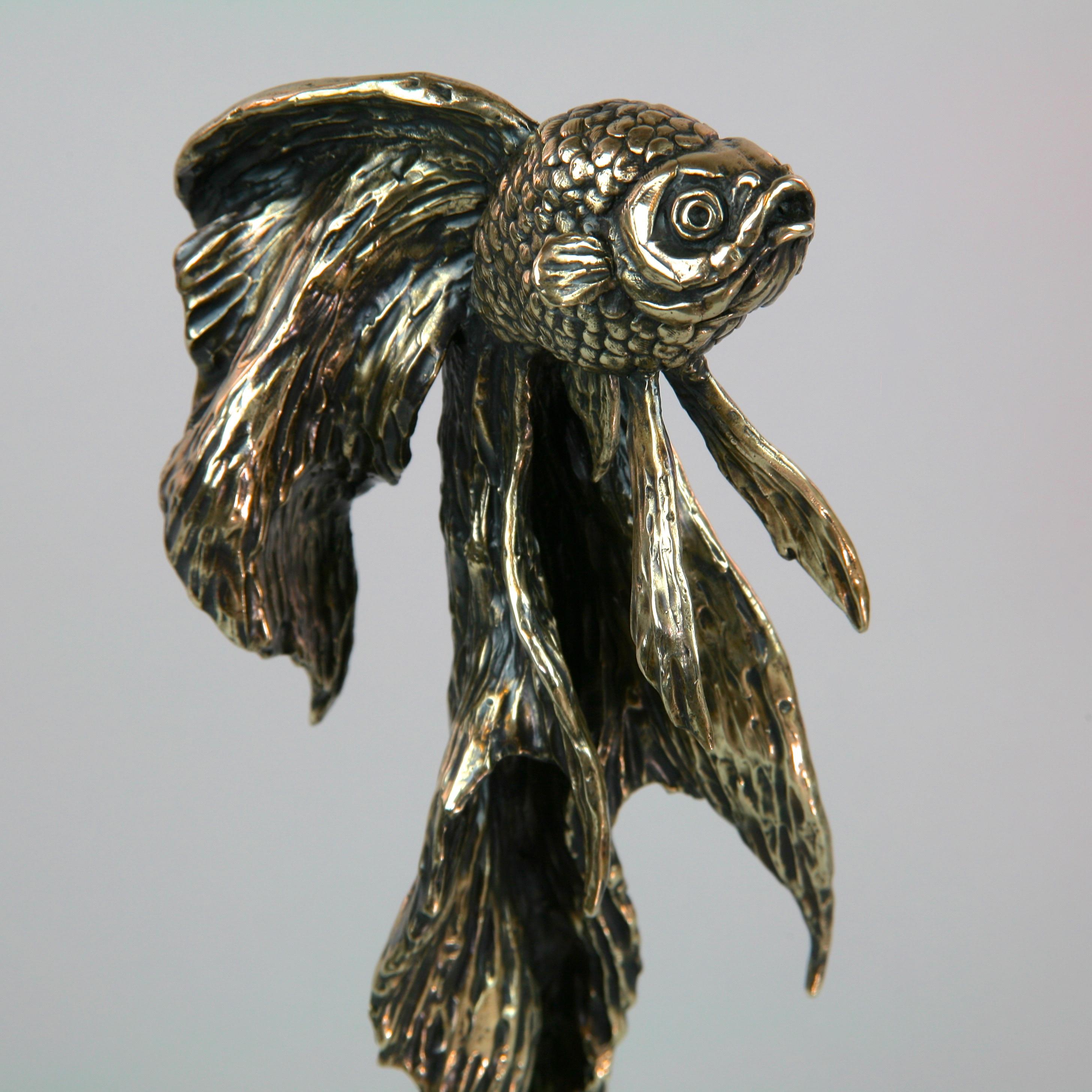 Pez dorado II-escultura original de bronce de fauna marina-obra de arte-arte contemporáneo - Sculpture Impresionista abstracto de Andrzej Szymczyk