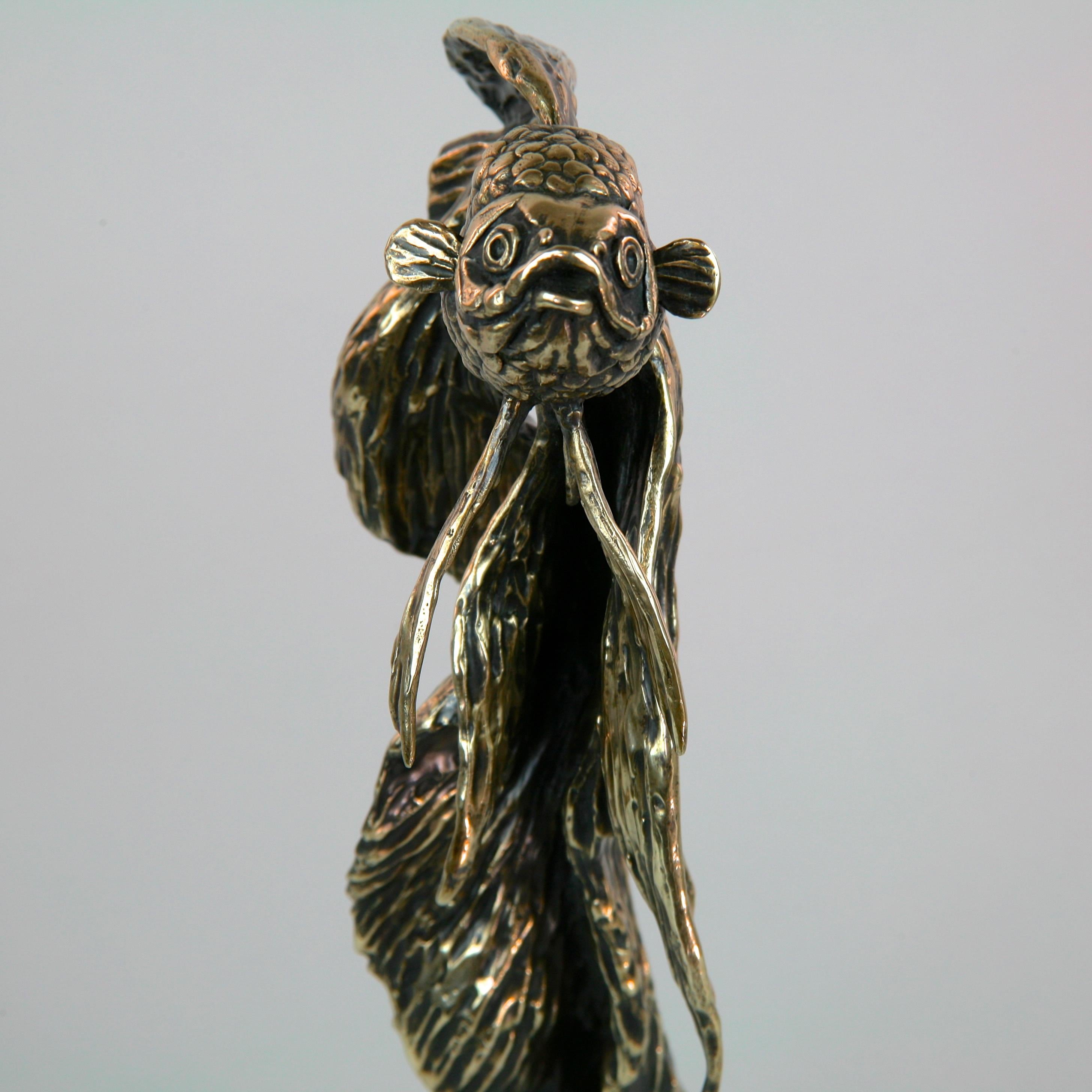 Pez dorado II-escultura original de bronce de fauna marina-obra de arte-arte contemporáneo - Figurative Sculpture Oro de Andrzej Szymczyk