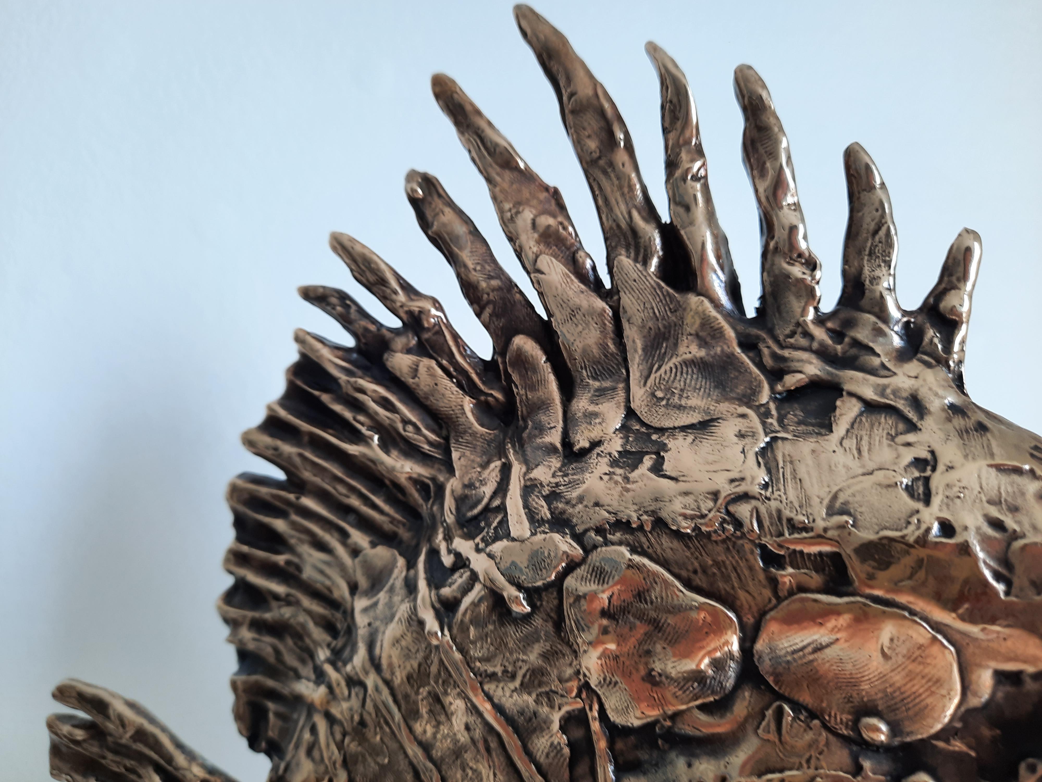 Pez mariposa nariz larga-escultura original de bronce de fauna salvaje-obra de arte-contemporánea - Sculpture Impresionista abstracto de Andrzej Szymczyk