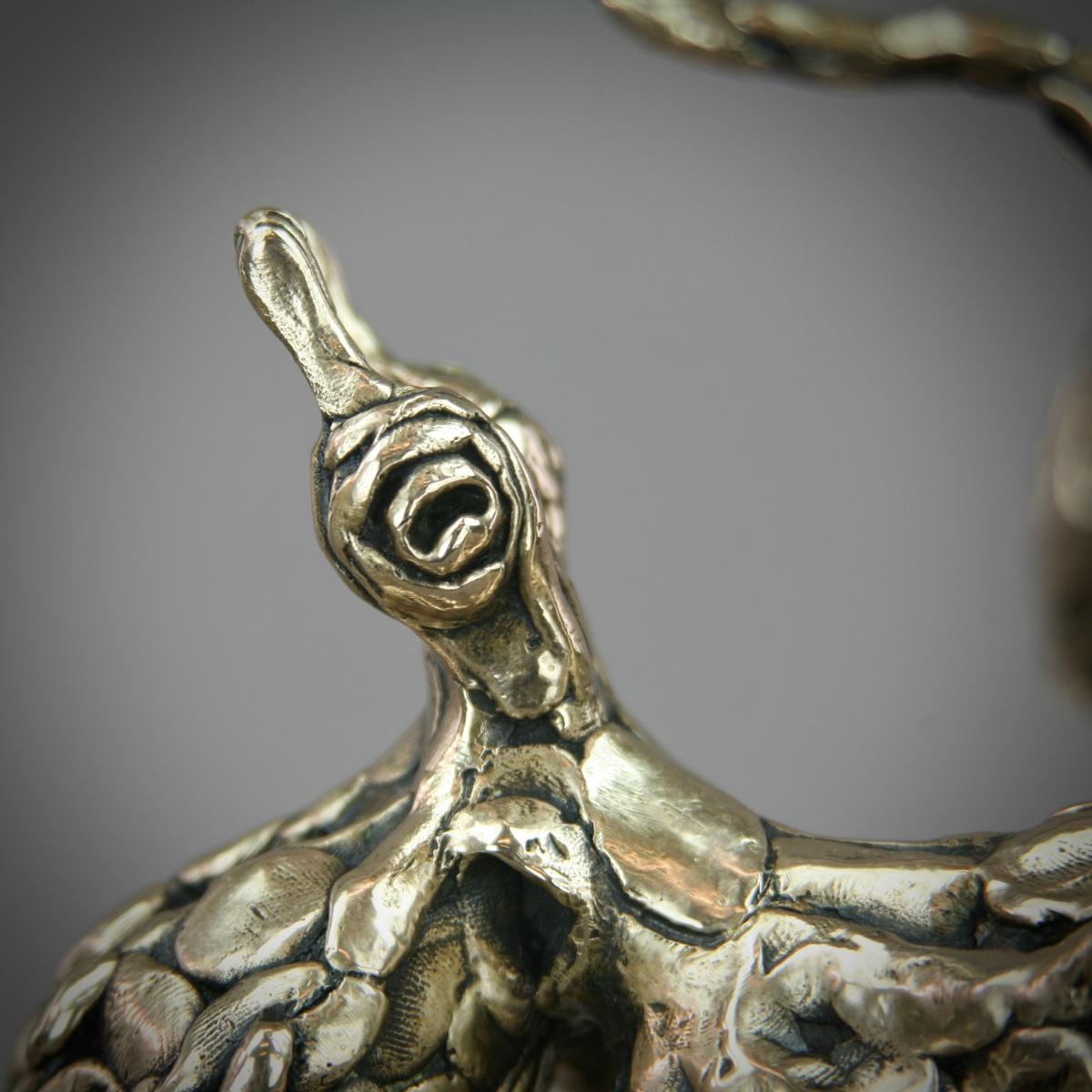 Oktopus Bronzeskulptur, Limitierte Auflage von  15 ist eine wunderschöne Skulptur von Andrzej Azymczyk. Es ist wunderschön, einzigartig, kompliziert und sehr detailliert. 

Andrzej schloss 2012 sein Studium der Bildenden Künste an der Akademie der