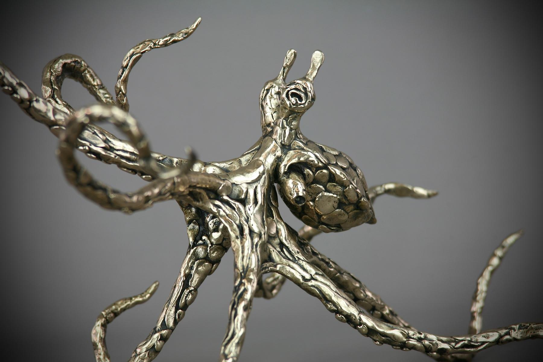 Octopus Gold 2024 - escultura de bronce- edición limitada- Moderno- Contemporáneo - Sculpture Impresionista abstracto de Andrzej Szymczyk