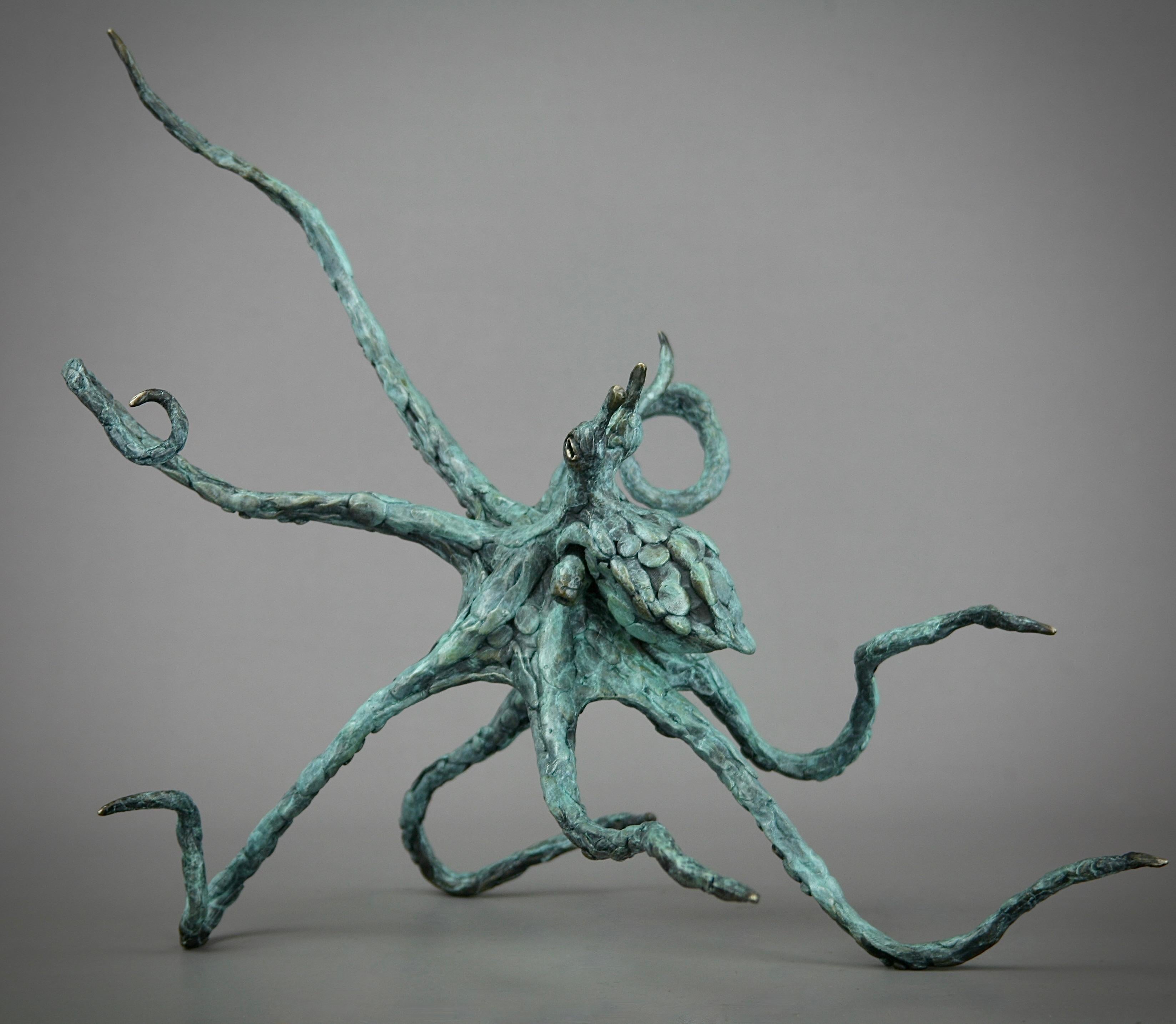 Octopus-Green Patina-wildlife-sculpture de table en bronze-moderne-Contemporaine - Or Figurative Sculpture par Andrzej Szymczyk