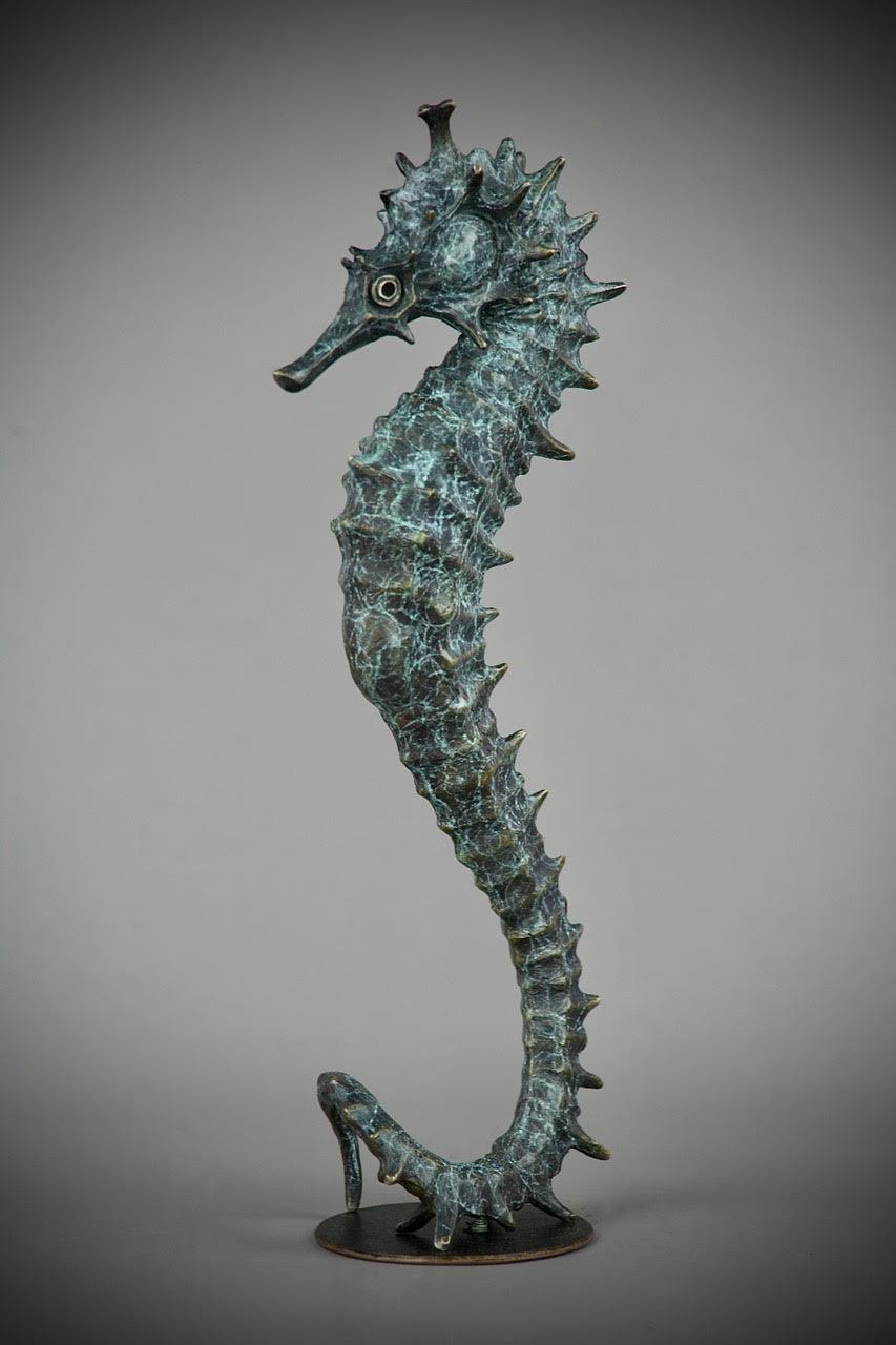 Cavalluccio marino - scultura marina figurativa originale in bronzo-opera d'arte contemporanea - Figurative Sculpture Oro di Andrzej Szymczyk