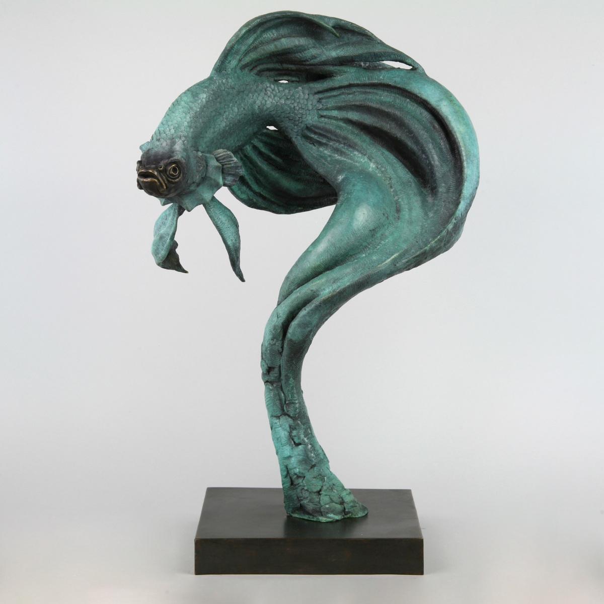 Andrzej Szymczyk Figurative Sculpture – Siamesischer Kampffisch-originale Bronzeskulptur aus der Tierwelt-Kunstwerk-zeitgenössische Kunst