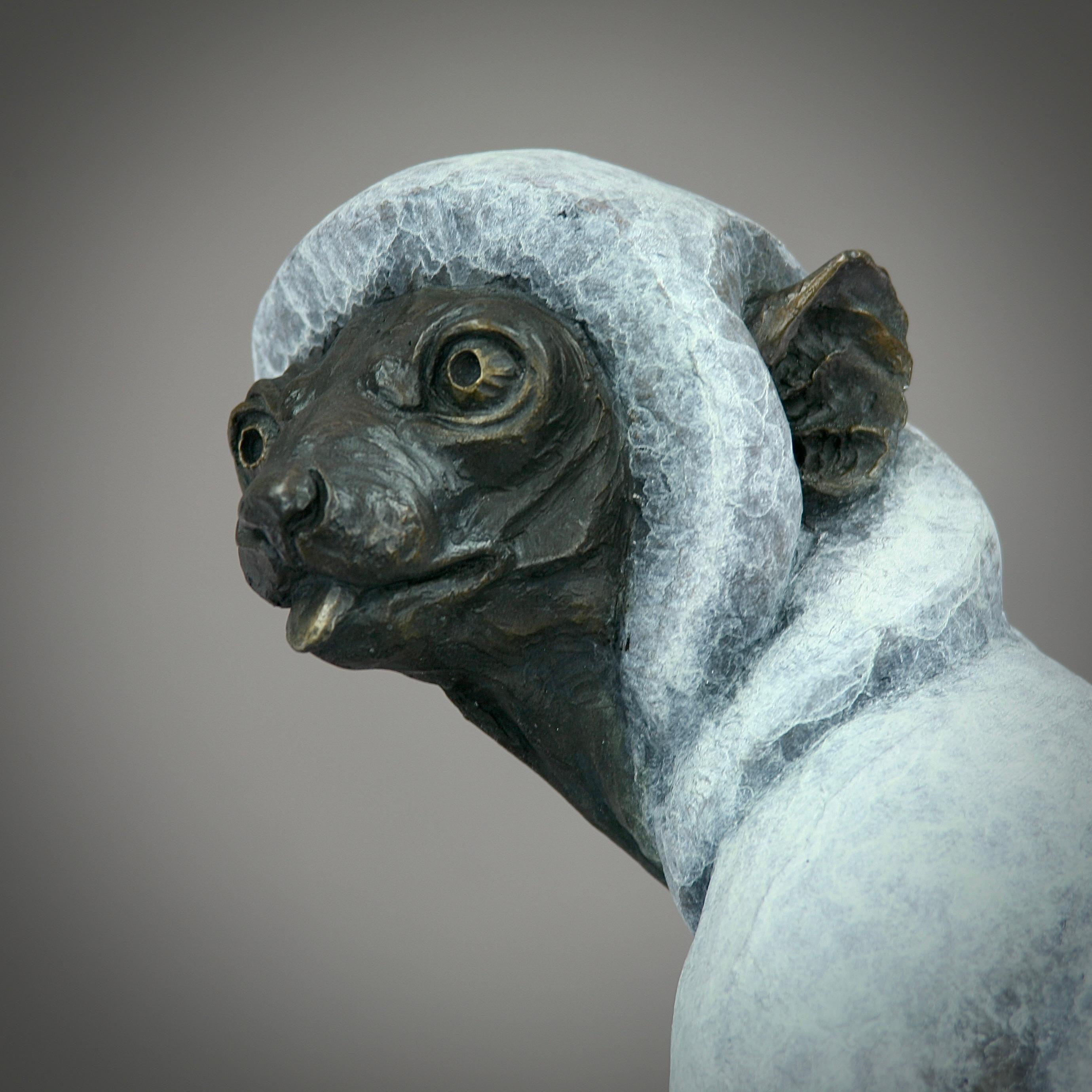 Sifaka Lemur - sculpture en bronze originale et moderne sur la vie sauvage - Contemporary Art - Or Figurative Sculpture par Andrzej Szymczyk