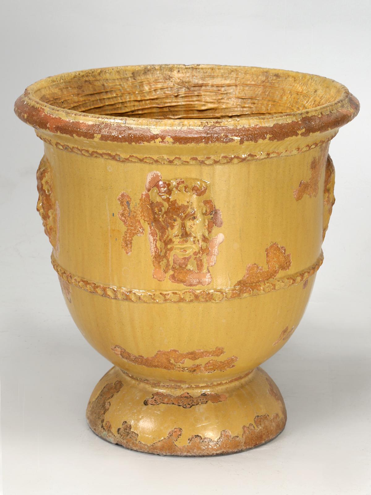 Le pot de fleurs français, ou plus communément appelé pot d'Anduze, était produit par la Poterie de la Madeleine dans le sud de la France. Cette jardinière française d'Anduze a traversé plusieurs hivers de Chicago et présente une belle patine