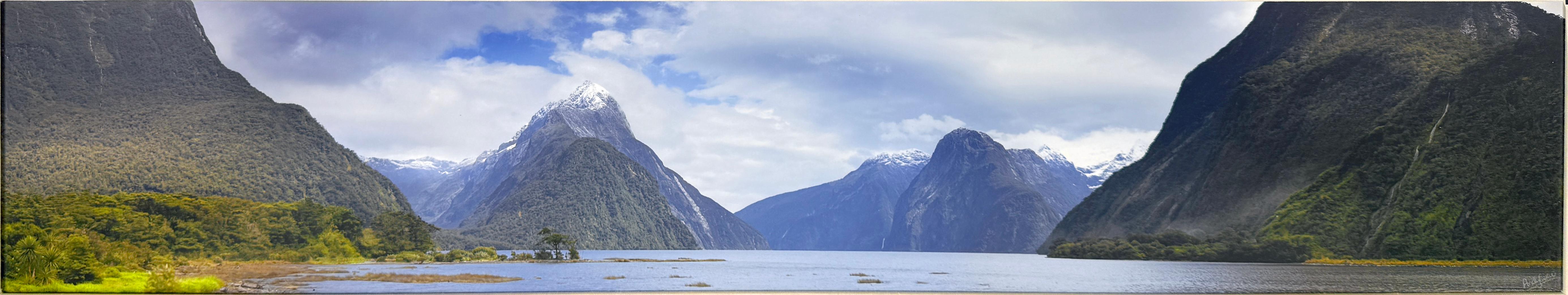 Milford Sound Piopiotahi Fjord in New Zealand - Realist Photograph by Andy Currie