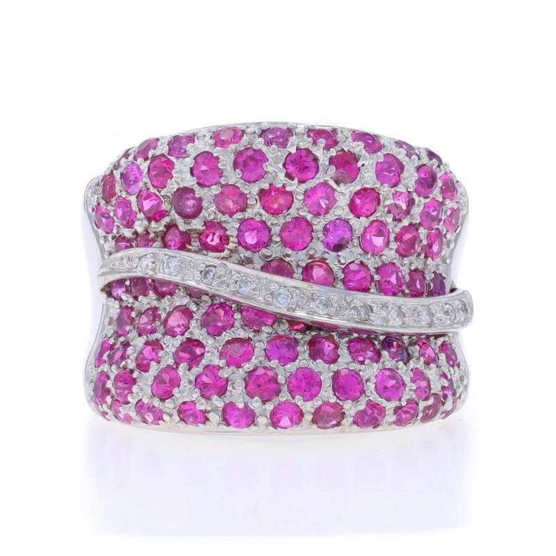Größe: 8
Sizing-Gebühr: Up 1/2 eine Größe für $80 oder Down 1/2 eine Größe für $60

Marke: Andy Gotz

Metall Inhalt: 14k Weißgold

Informationen zu Stein

Natürliche Rubine
Behandlung: Beheizt
Karat(e): 4.50ctw
Schnitt: Rund

Natürliche