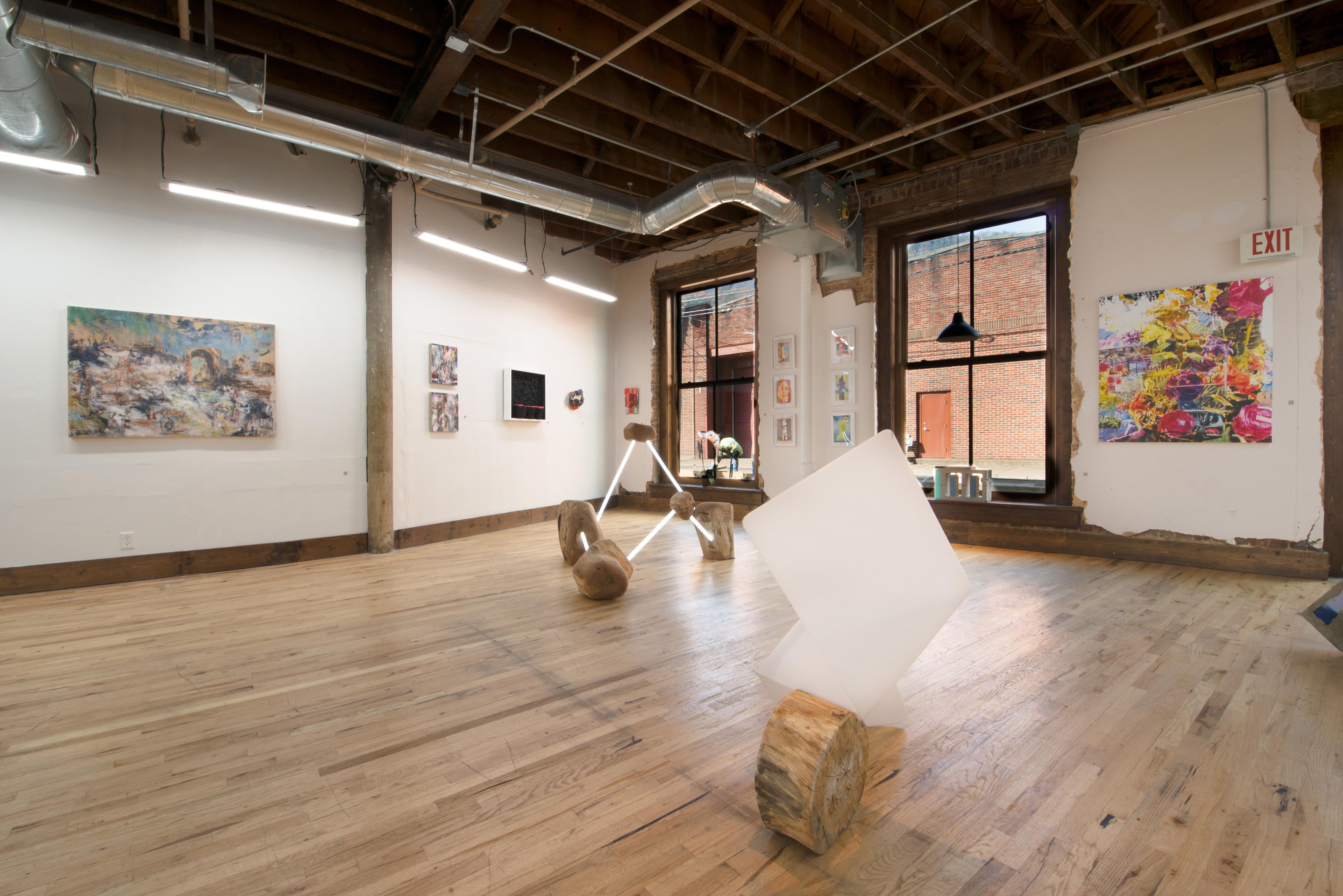 Andy Harding es un escultor que vive y trabaja en Nashville, TN. Una serie de intereses, desde la filosofía oriental hasta la ciencia contemporánea, inspiran e influyen en su trabajo, pero los orígenes prácticos residen en la apreciación del
