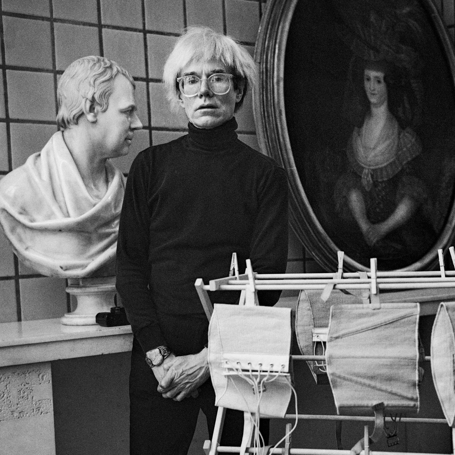 Andy Warhol und seine Korsetts in der Vierten Fabrik, New York, 1986
