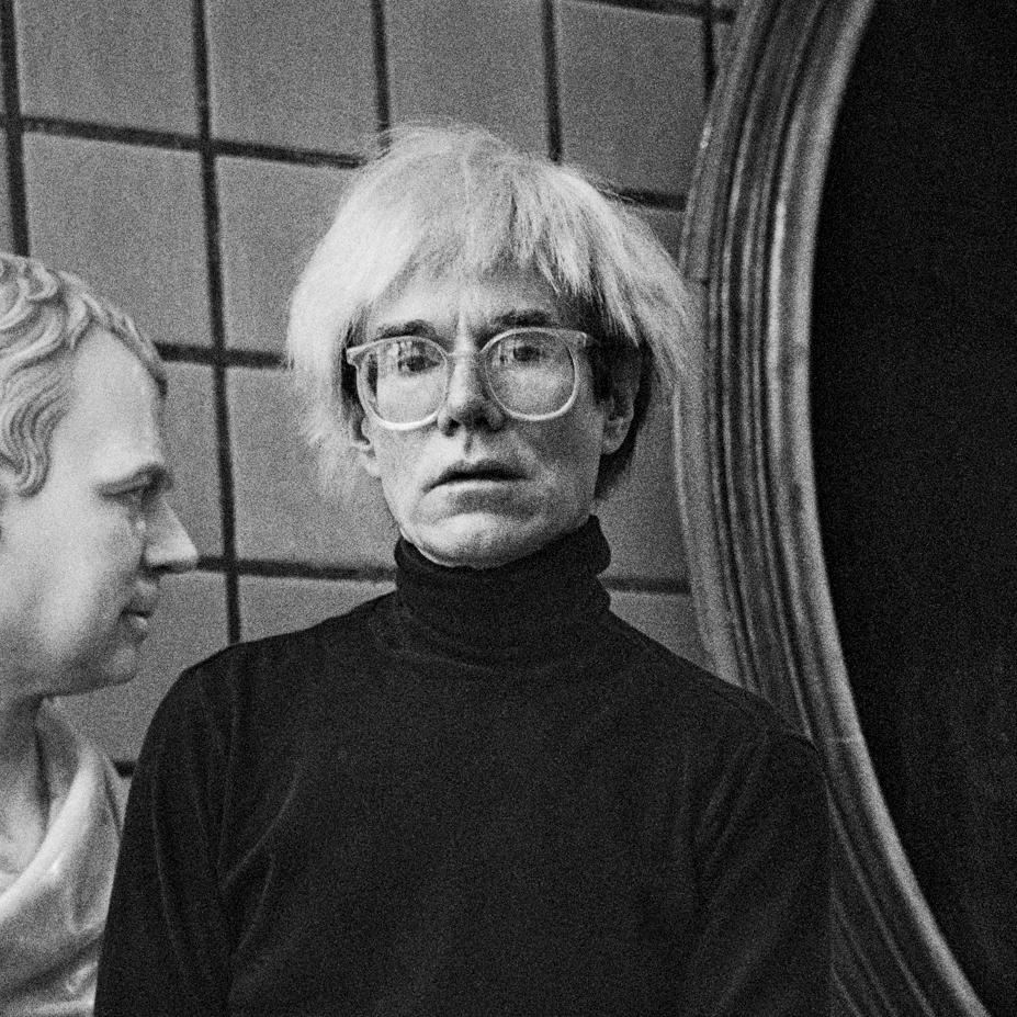 Andy Warhol und seine Korsetts in der Fourth Factory, NY, 1986, von Jonathan Becker (21. Jahrhundert und zeitgenössisch) im Angebot