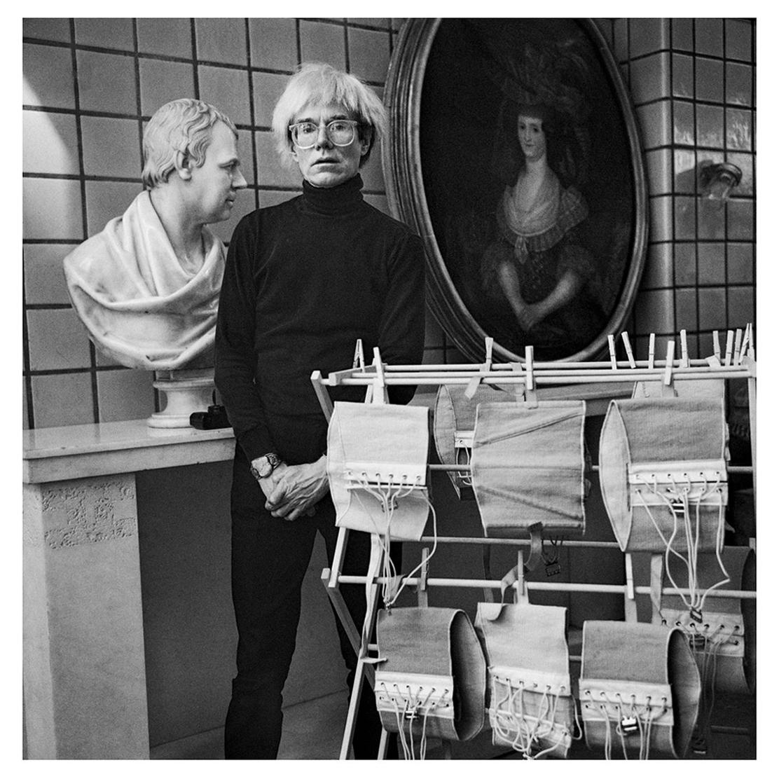 Andy Warhol und seine Korsetts in der Fourth Factory, NY, 1986, von Jonathan Becker