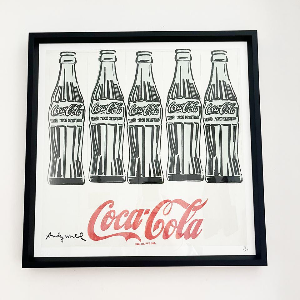 Andy Warhol Coca-Cola Limitierte und nummerierte Bleistiftlithographie mit Zertifikat -Art-

Kunst: Andy Warhol Lithographie mit Zertifikat und CMOA-Prägestempel

Papiertyp: Lenox-Baumwollpapier Gramm 300/m2 Exemplare 500

Materialien: Papier, Glas