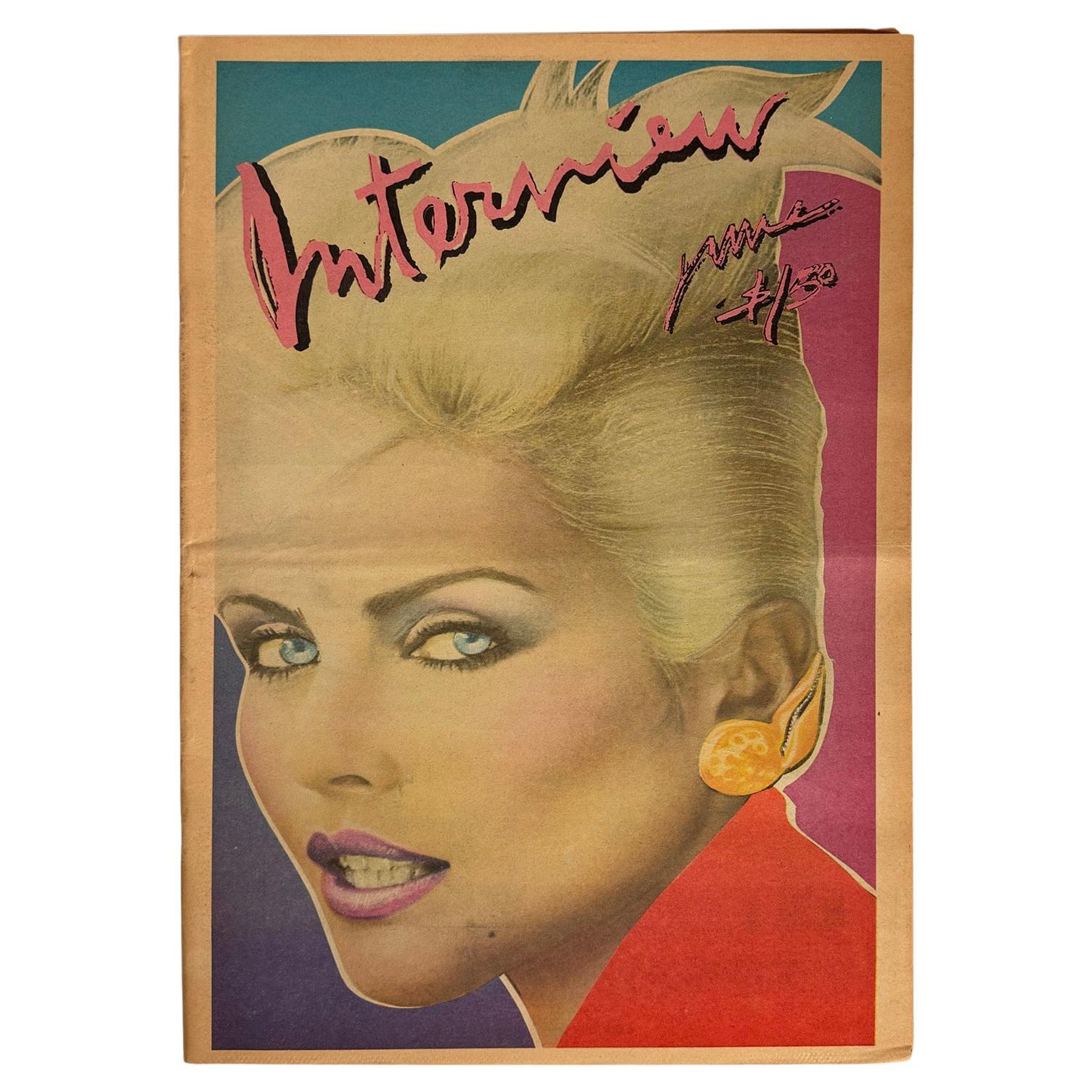 Vintage Original 1979 Andy Warhol Interview-Magazin mit einem auffälligen Debbie Harry Cover.

Die vollständige Ausgabe 1979. Zeitungsbestand. Offsetdruck.
Maße: 11 x 17 Zoll.
Leichte Gebrauchsspuren, sonst sehr guter Vintage-Zustand.
Unsigniert aus