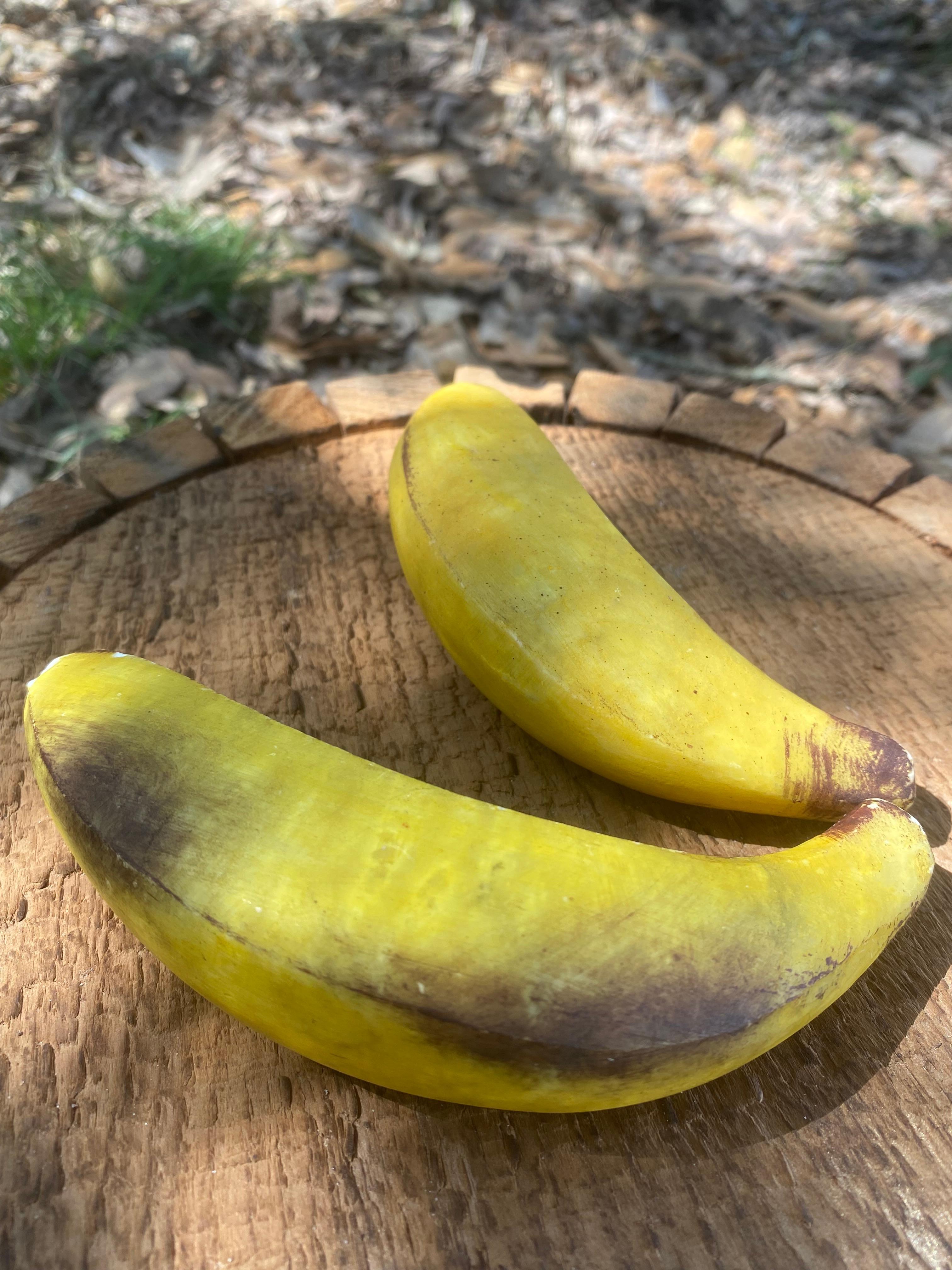 Italiano Set di 2 banane in alabastro intagliate ispirate a Andy Warhol in vendita
