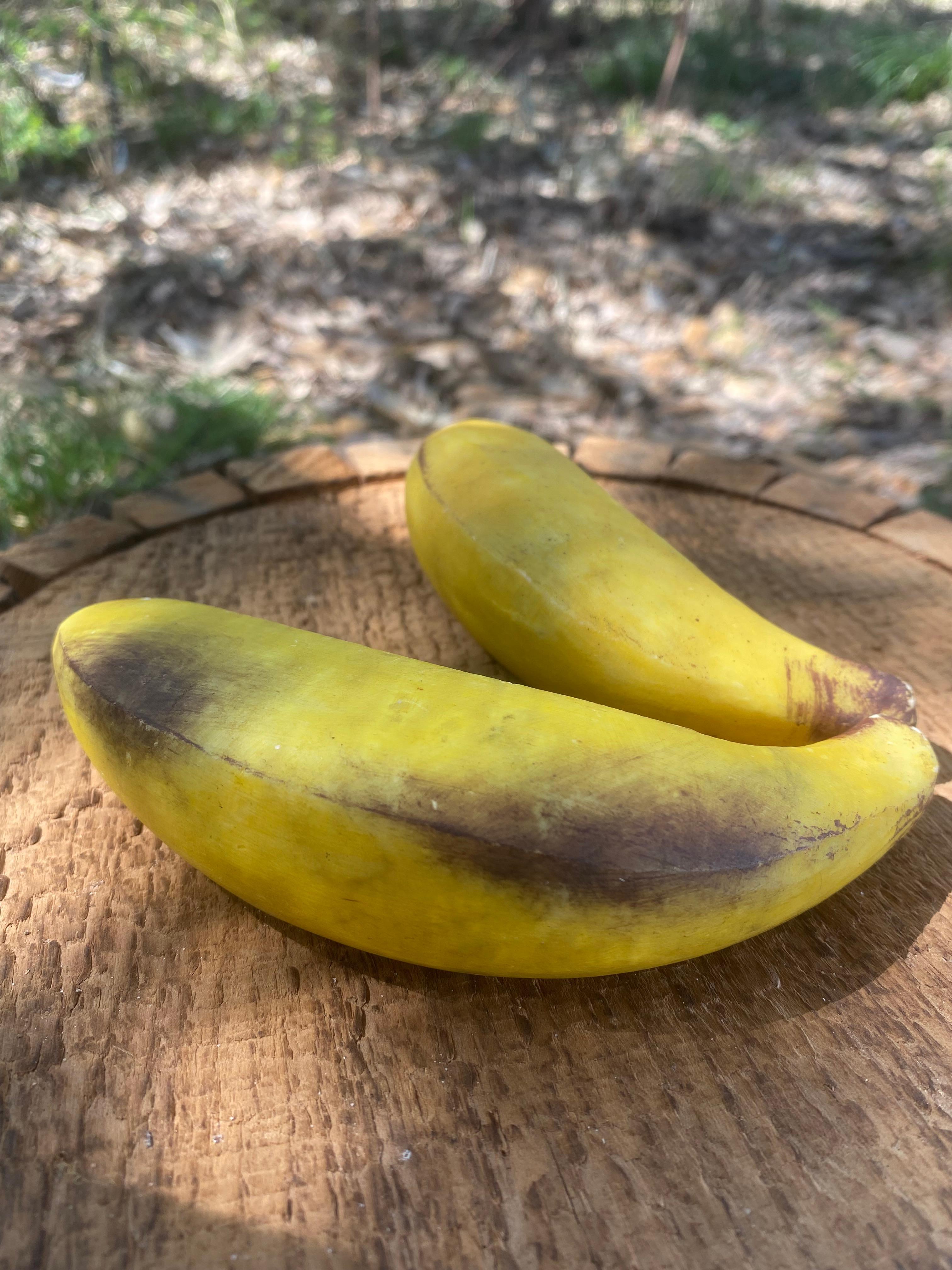 Intagliato Set di 2 banane in alabastro intagliate ispirate a Andy Warhol in vendita