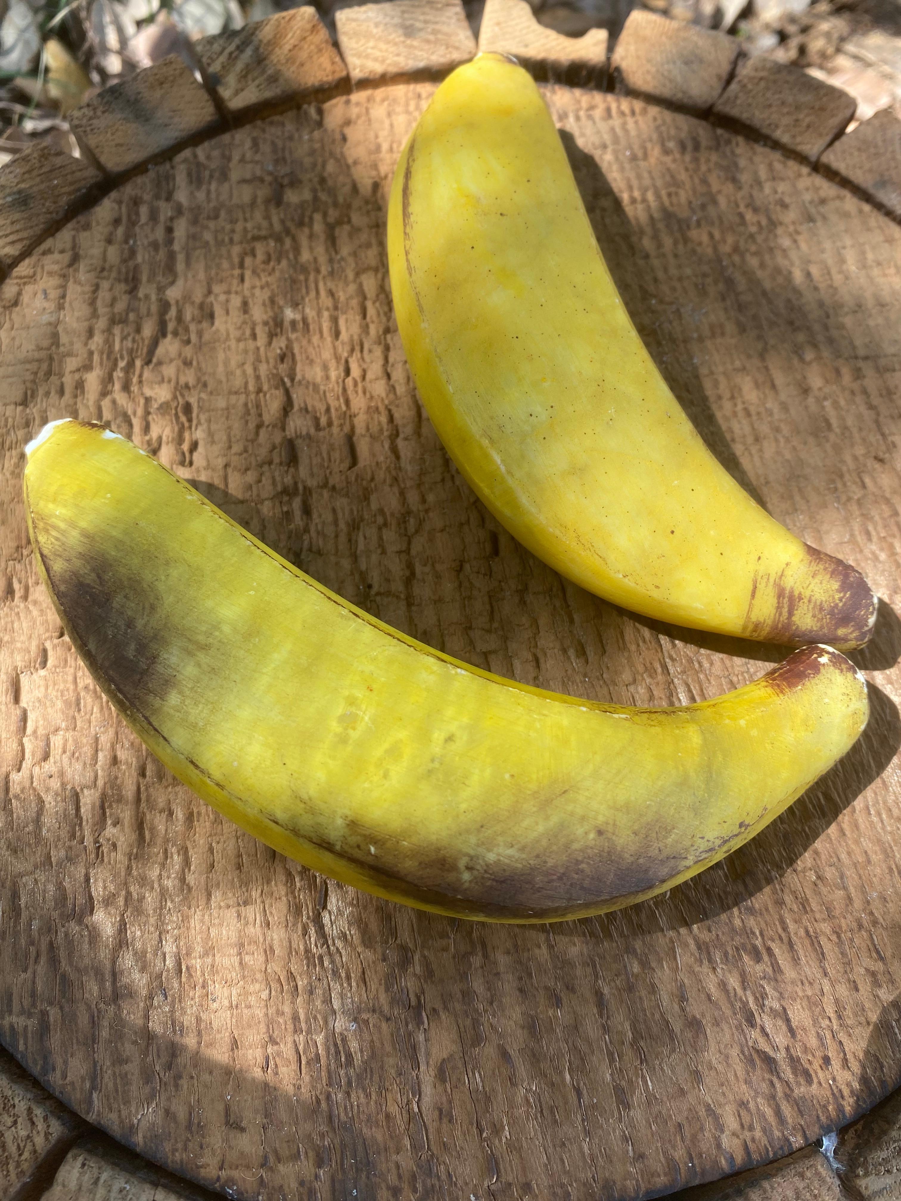 XX secolo Set di 2 banane in alabastro intagliate ispirate a Andy Warhol in vendita