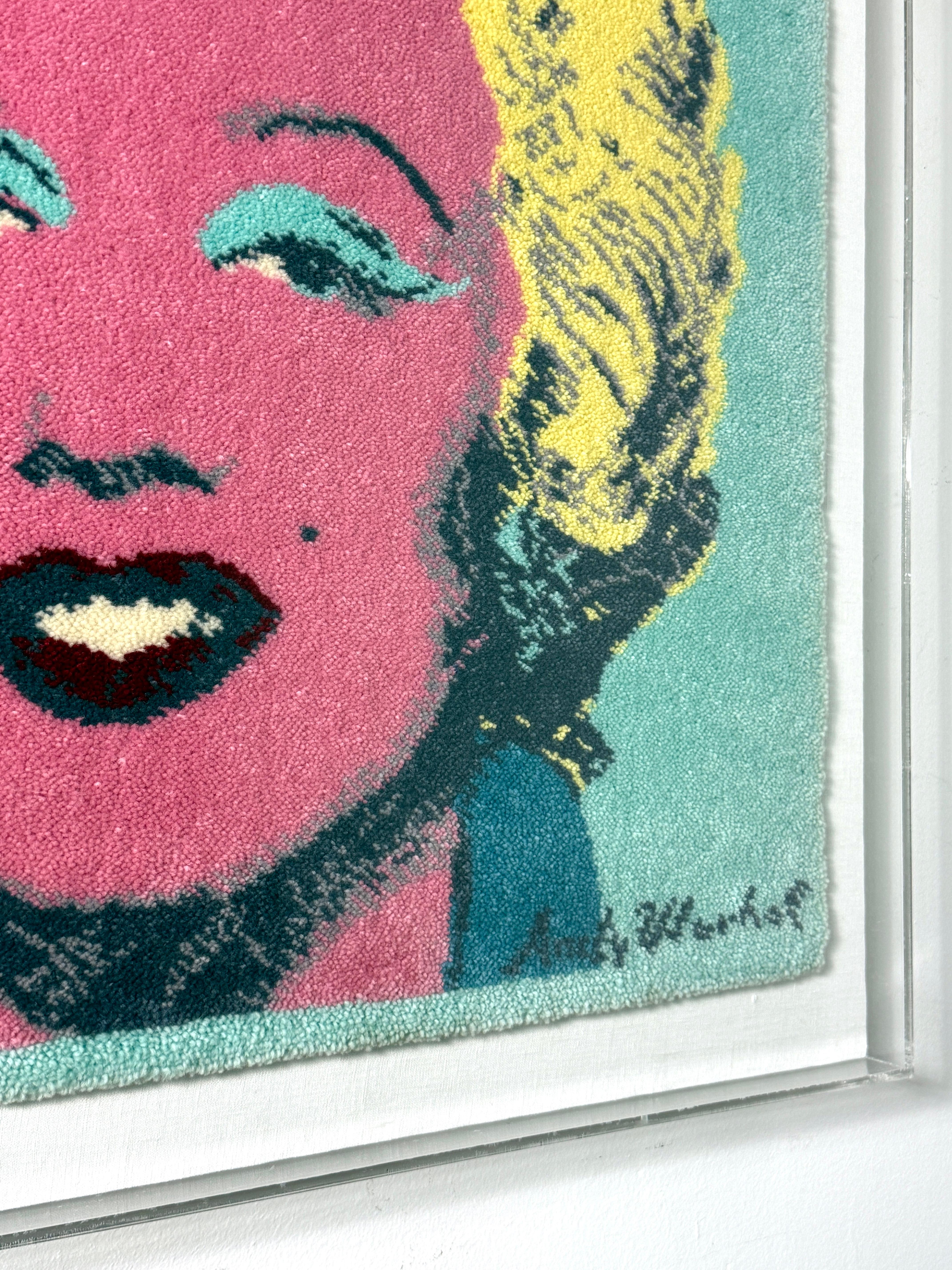Andy Warhol Marilyn Monroe Tapis d'art suspendu dans un cadre Lucite Shadowbox en vente 2