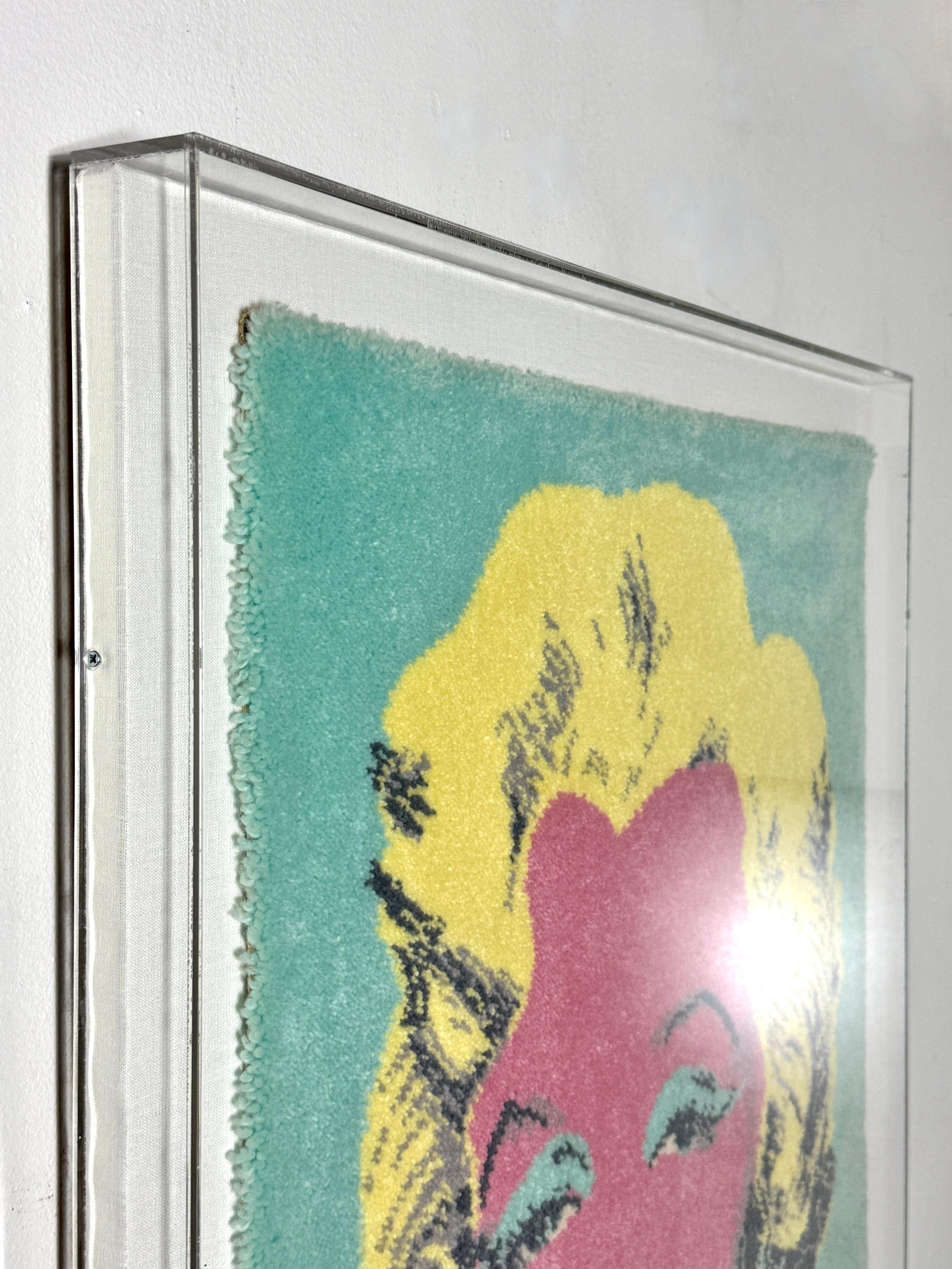 Andy Warhol Marilyn Monroe Tapis d'art suspendu dans un cadre Lucite Shadowbox en vente 4