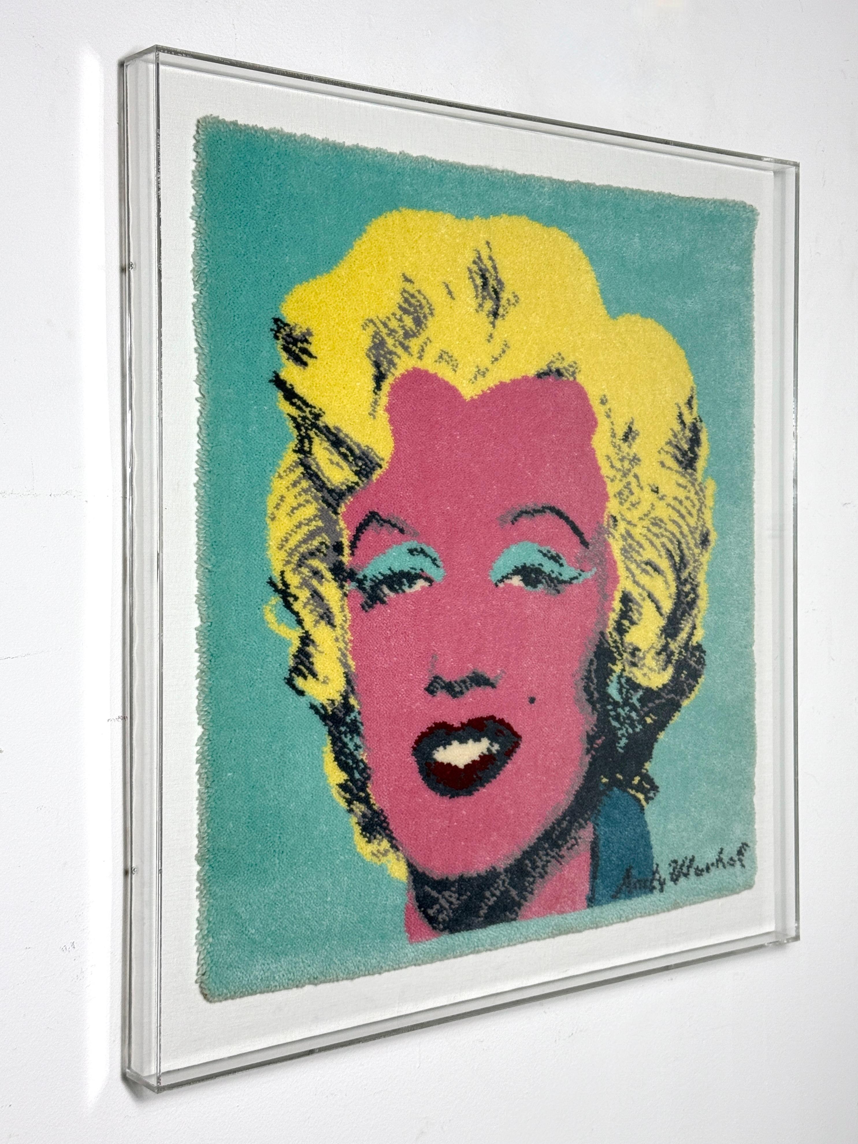 Mid-Century Modern Andy Warhol Marilyn Monroe Tapis d'art suspendu dans un cadre Lucite Shadowbox en vente