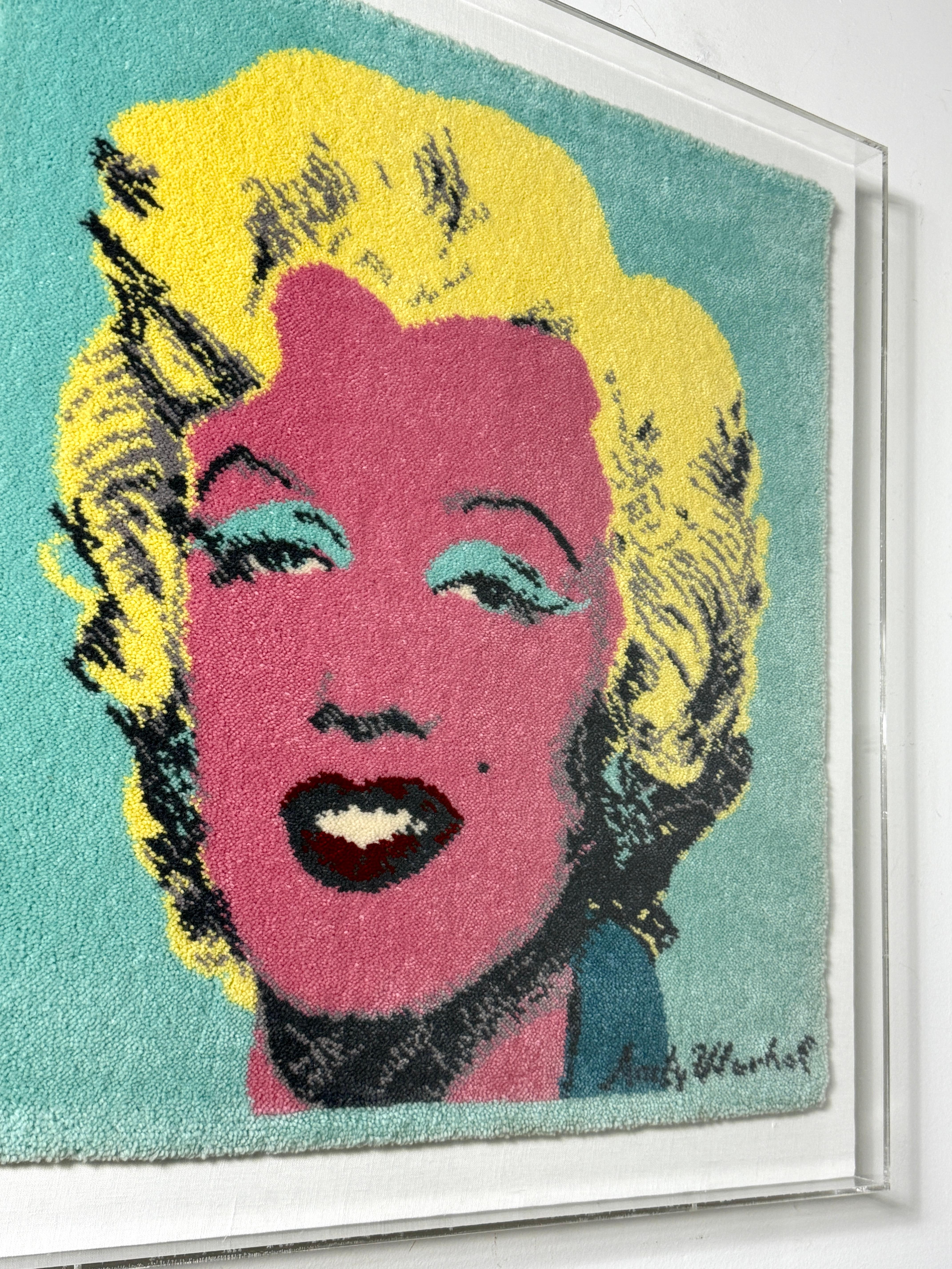 Teint Andy Warhol Marilyn Monroe Tapis d'art suspendu dans un cadre Lucite Shadowbox en vente