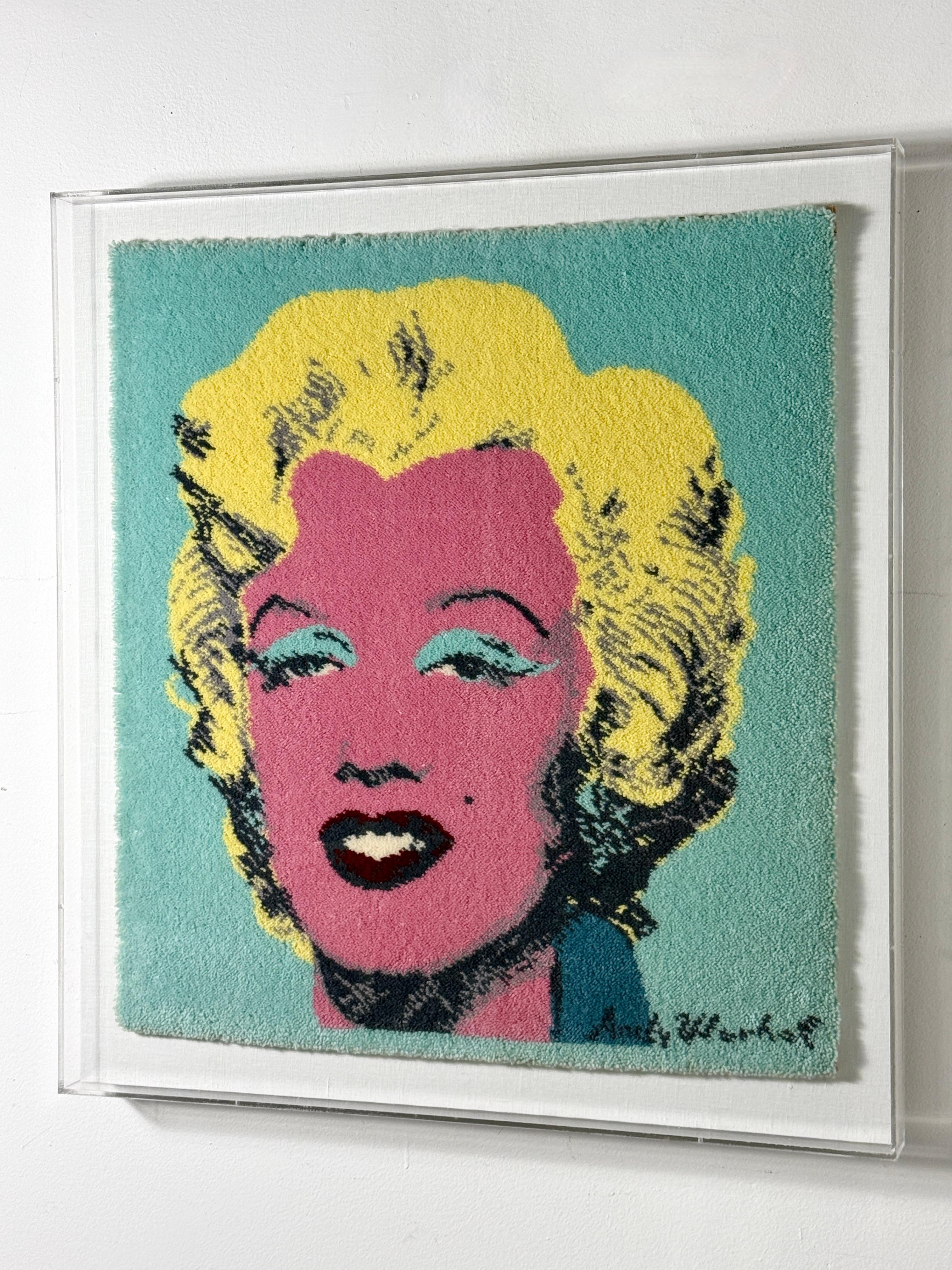 Danois Andy Warhol Marilyn Monroe Tapis d'art suspendu dans un cadre Lucite Shadowbox en vente