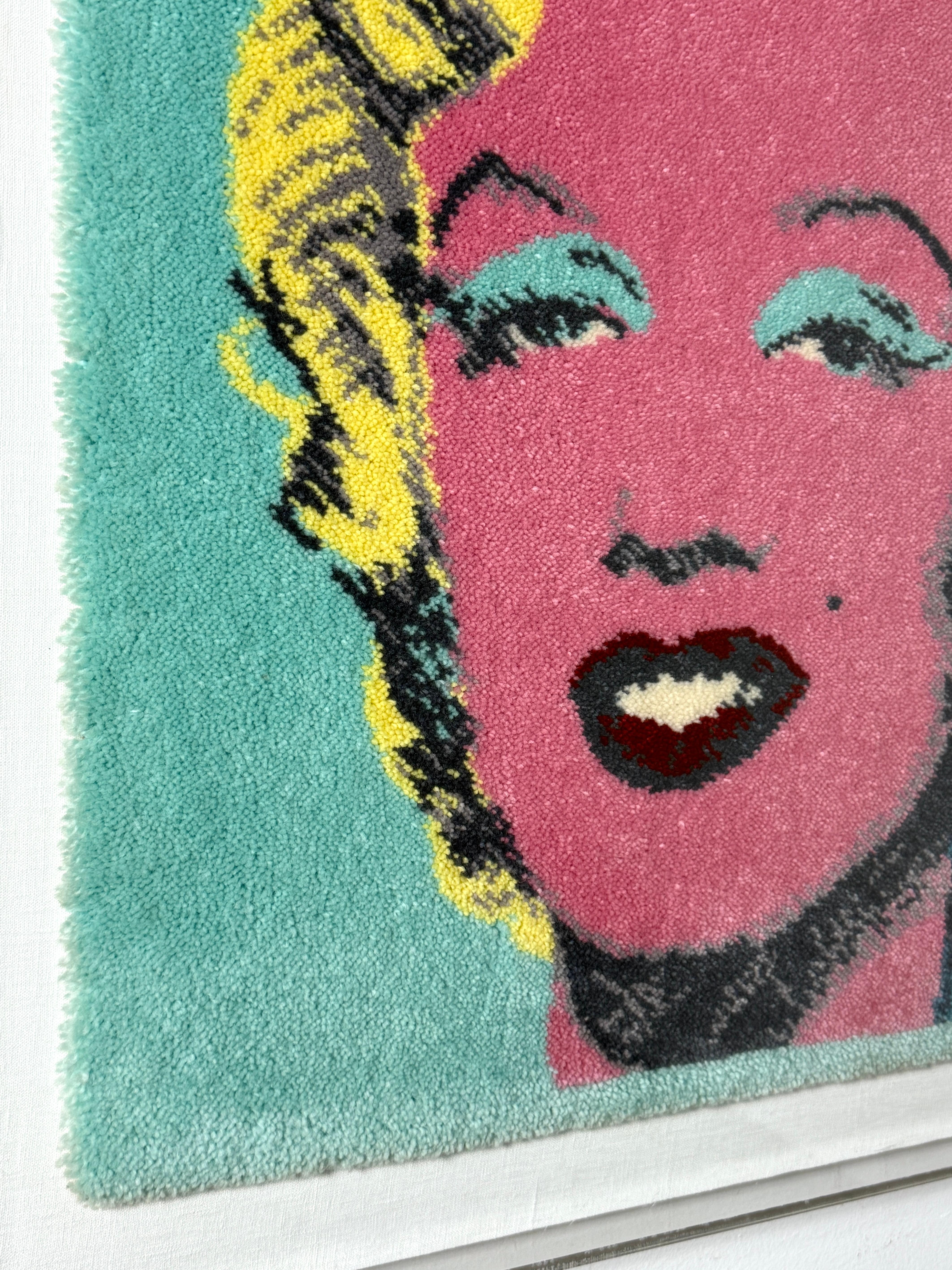 20ième siècle Andy Warhol Marilyn Monroe Tapis d'art suspendu dans un cadre Lucite Shadowbox en vente