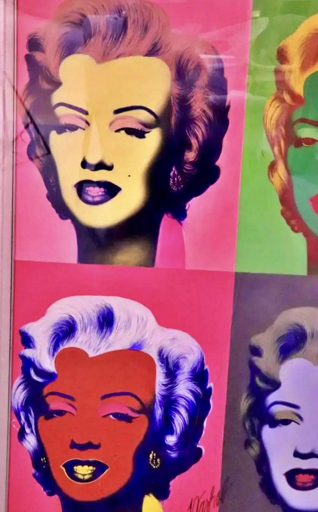 Dies ist ein signiertes Gemälde des berühmten Marilyn-Monroe-Siebdrucks von Andy Warhol. Der Rahmen ist einen Meter hoch und bietet ein beeindruckendes Kunstwerk für zu Hause.
Dies kam aus einem NY Nachlass wie es ist, ohne zusätzliche