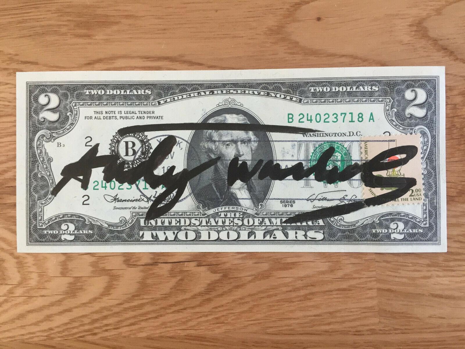 Handsignierter 2 USD Dollar von Warhol . 1976 – Mixed Media Art von Andy Warhol