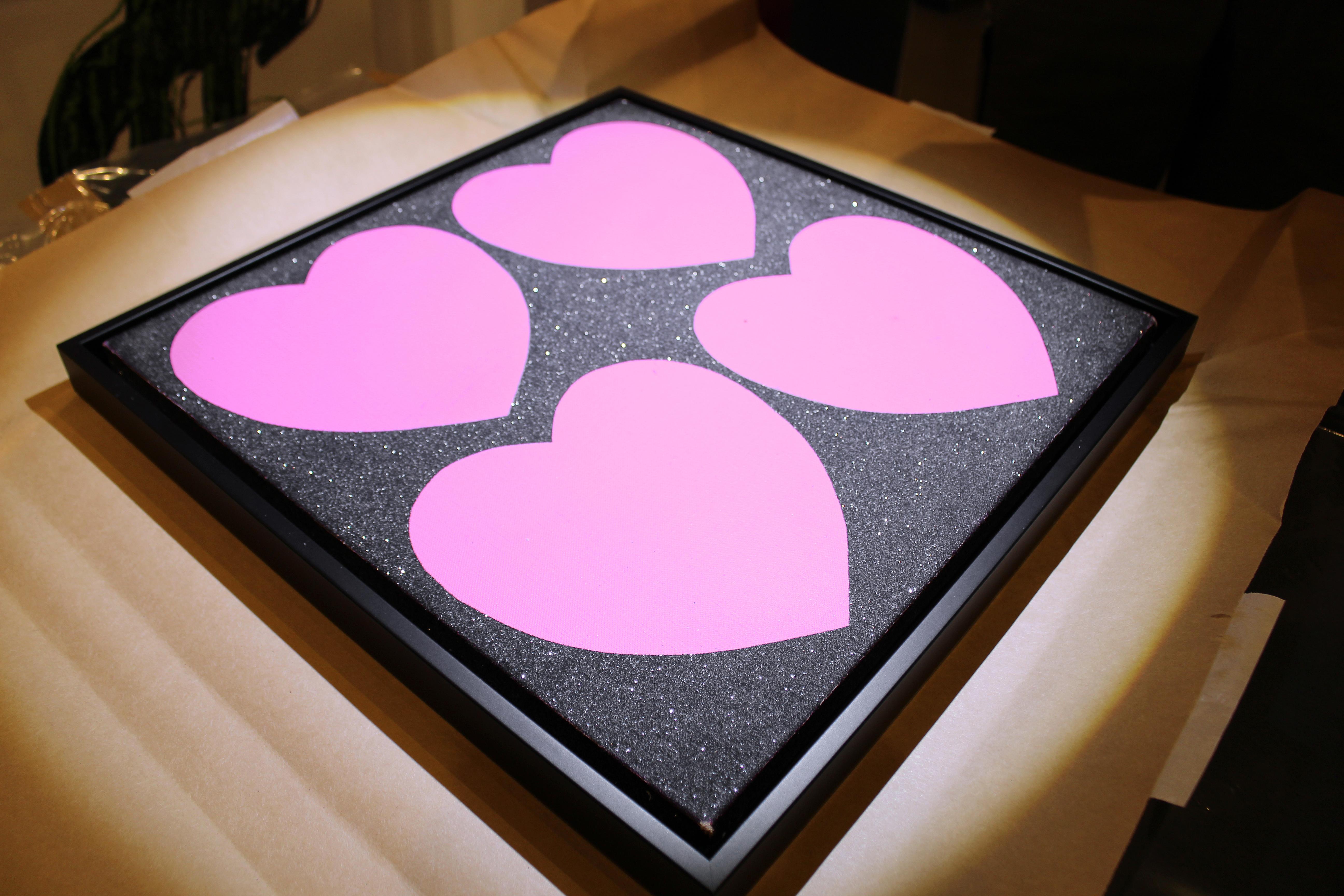 Einzigartiges Siebdruckgemälde von Andy Warhol.

Four Hearts ist ein Gemälde, das Warhol 1986 mit Siebdruck-Emaille und Diamantstaub auf Leinwand schuf.  Dieses Werk ist auf der Rückseite von Andy Warhol signiert und gewidmet.  Es wird angenommen,