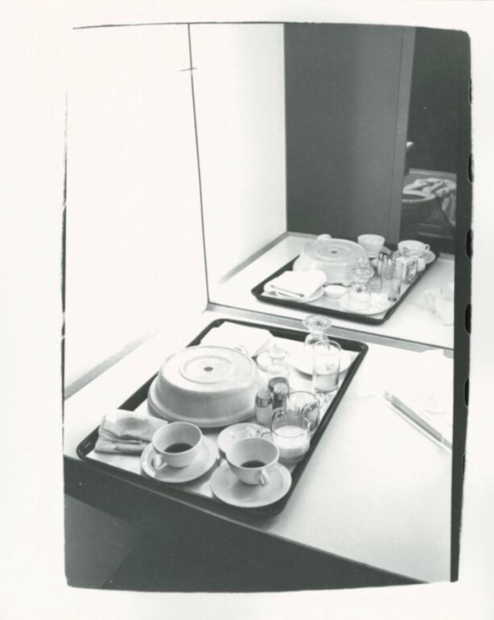 Andy Warhol Black and White Photograph – Nach dem Frühstück
