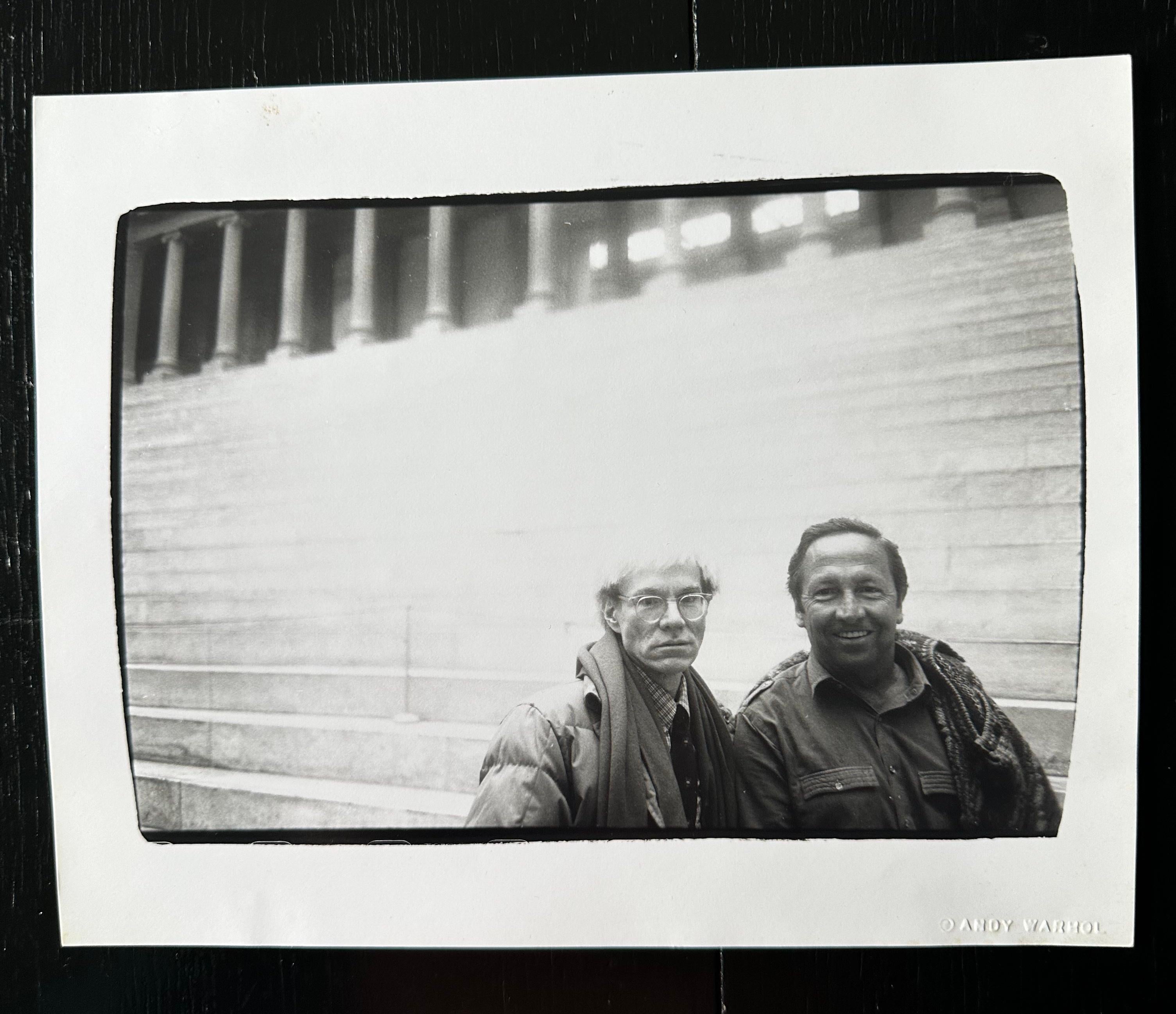Andy Warhol y Robert Rauschenberg en el exterior del Museo Pergamon de Berlín en venta 1