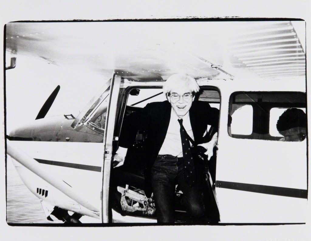 Andy Warhol, Andy Warhol auf einem Segelflugzeug in Montauk, 1982