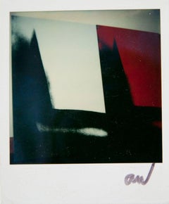 Photographie polaroïd d'un abstrait noir, rouge et blanc
