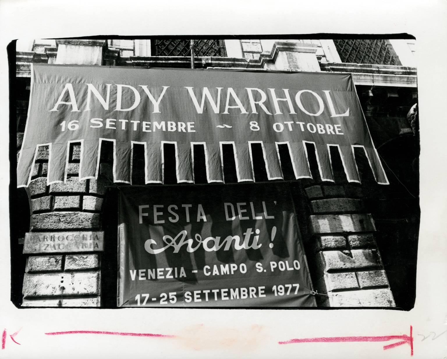 Bannière d'Andy Warhol à l'extérieur de l'exposition à Il Prisione, Venise, Italie, 1977, photographiée par Andy Warhol.

Illustré dans The Andy Warhol Diaries par Andy Warhol. Édité par Pat Hackett, Warner Books, 1991. 

Il s'agit d'une œuvre