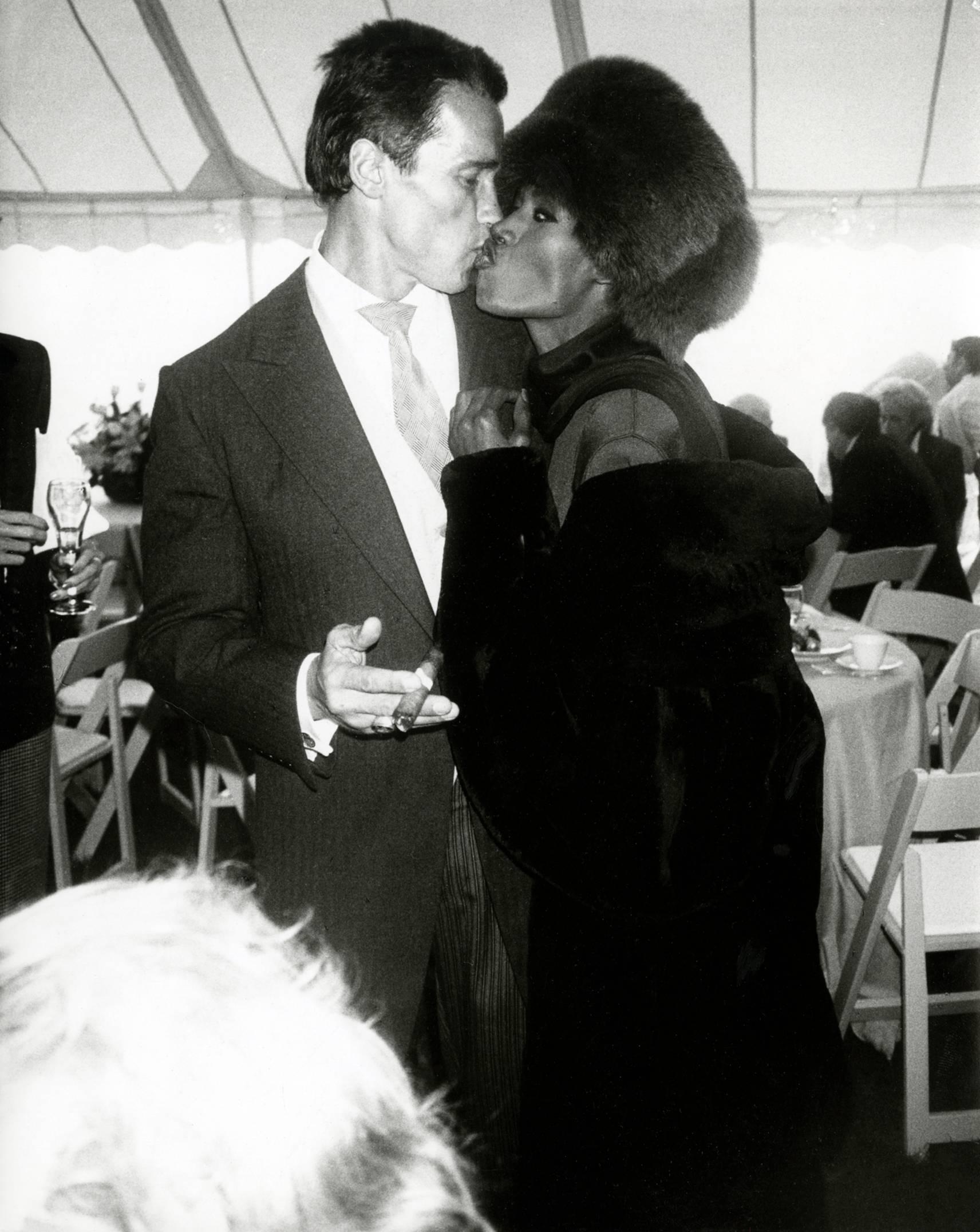 Black and White Photograph Andy Warhol - Arnold Schwarzenegger & Grace Jones lors de son mariage