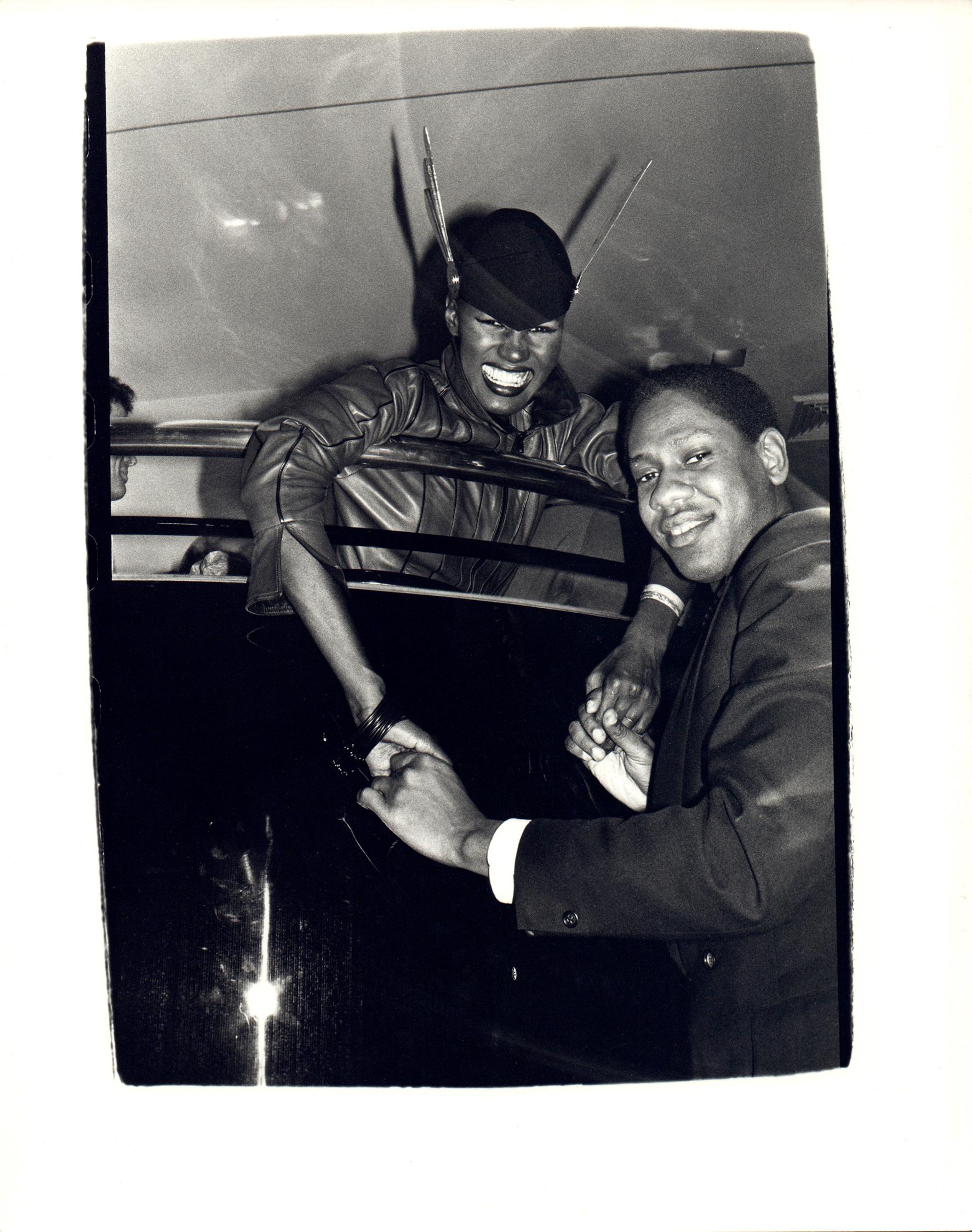 Black and White Photograph Andy Warhol - Grace Jones et Andre Leon Talley au Studio 54