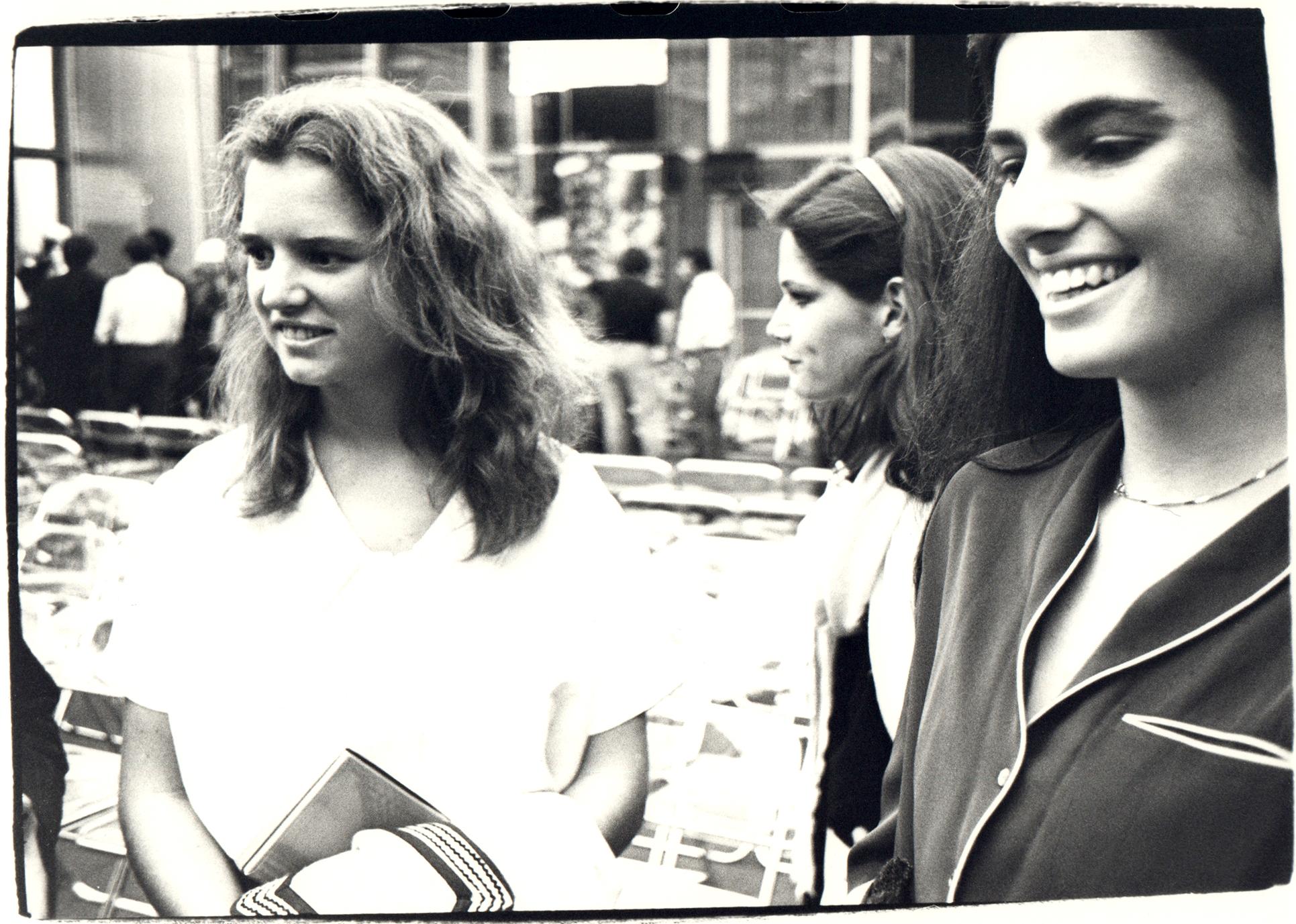 Andy Warhol Black and White Photograph – Barbara Allen, Mary Richardson und eine Frau in der Halston Fashion Show