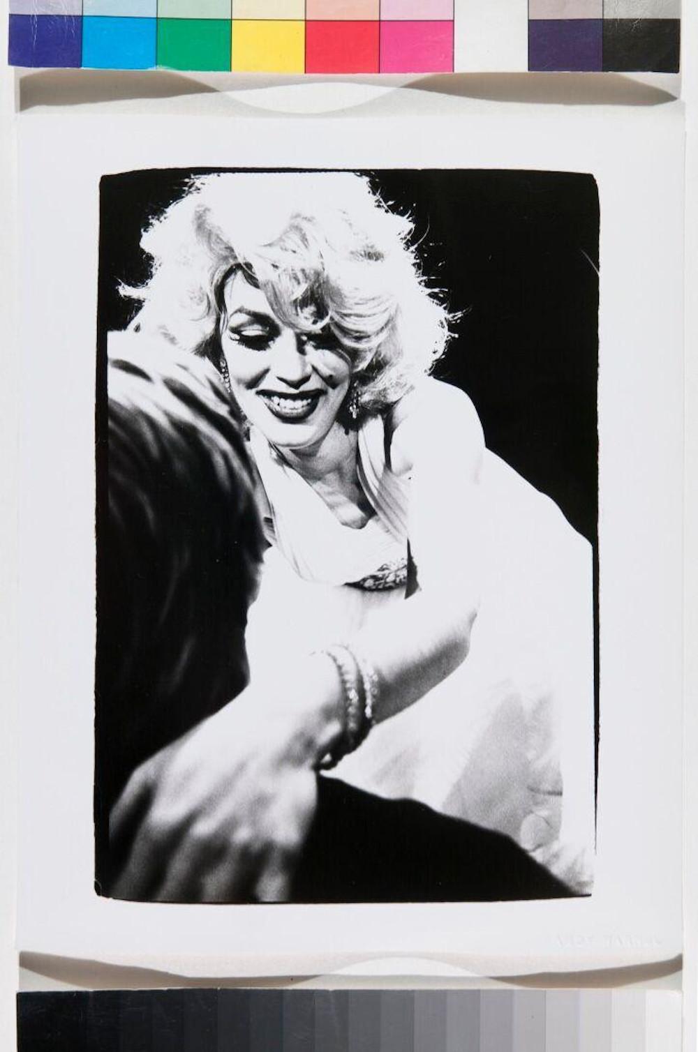 Black and White Photograph Andy Warhol - Photographie d'une impersonatrice du Drag de Marilyn Monroe